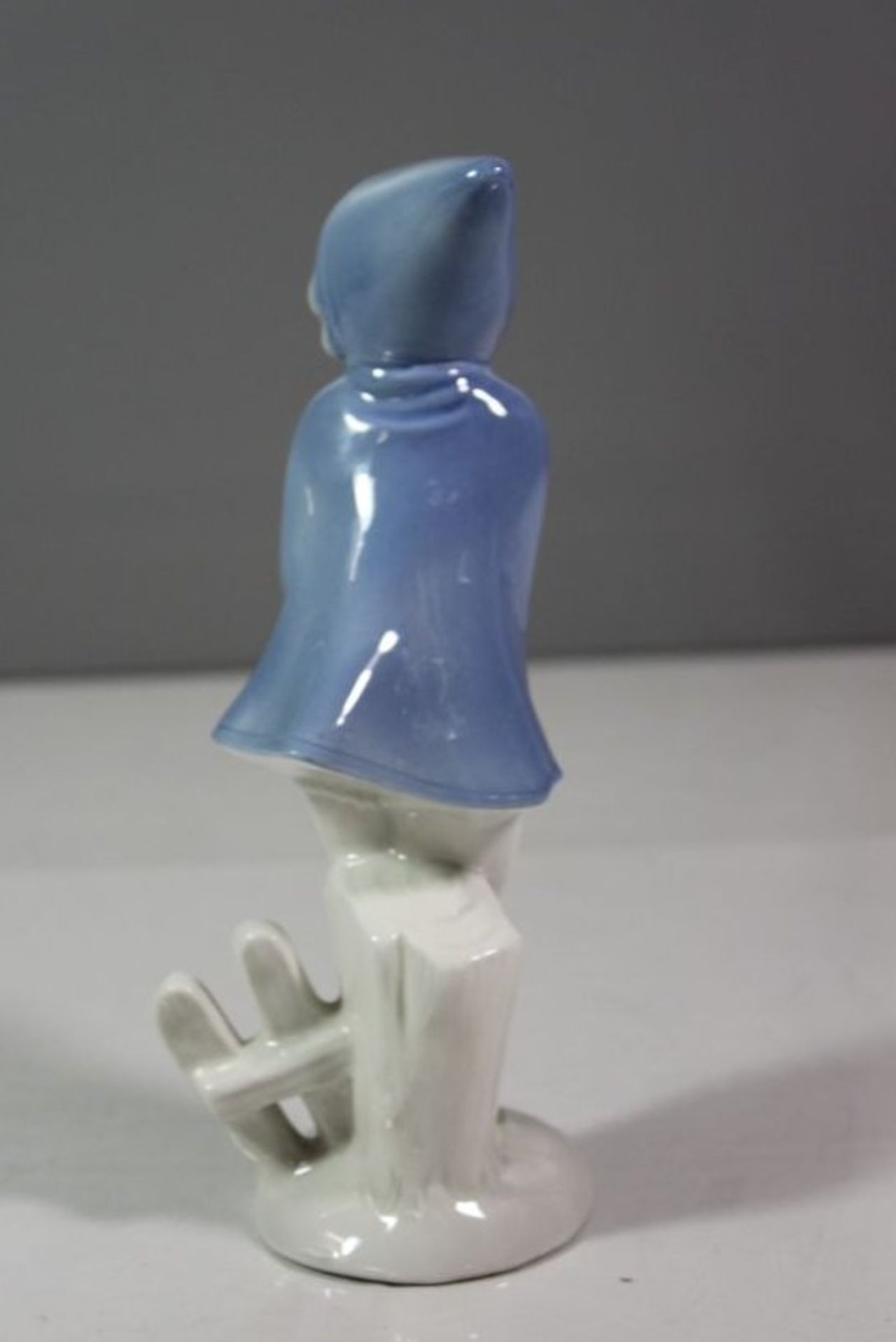 Figur, frierendes Mädchen, Blaumarke, H-18,5cm. - Bild 2 aus 3