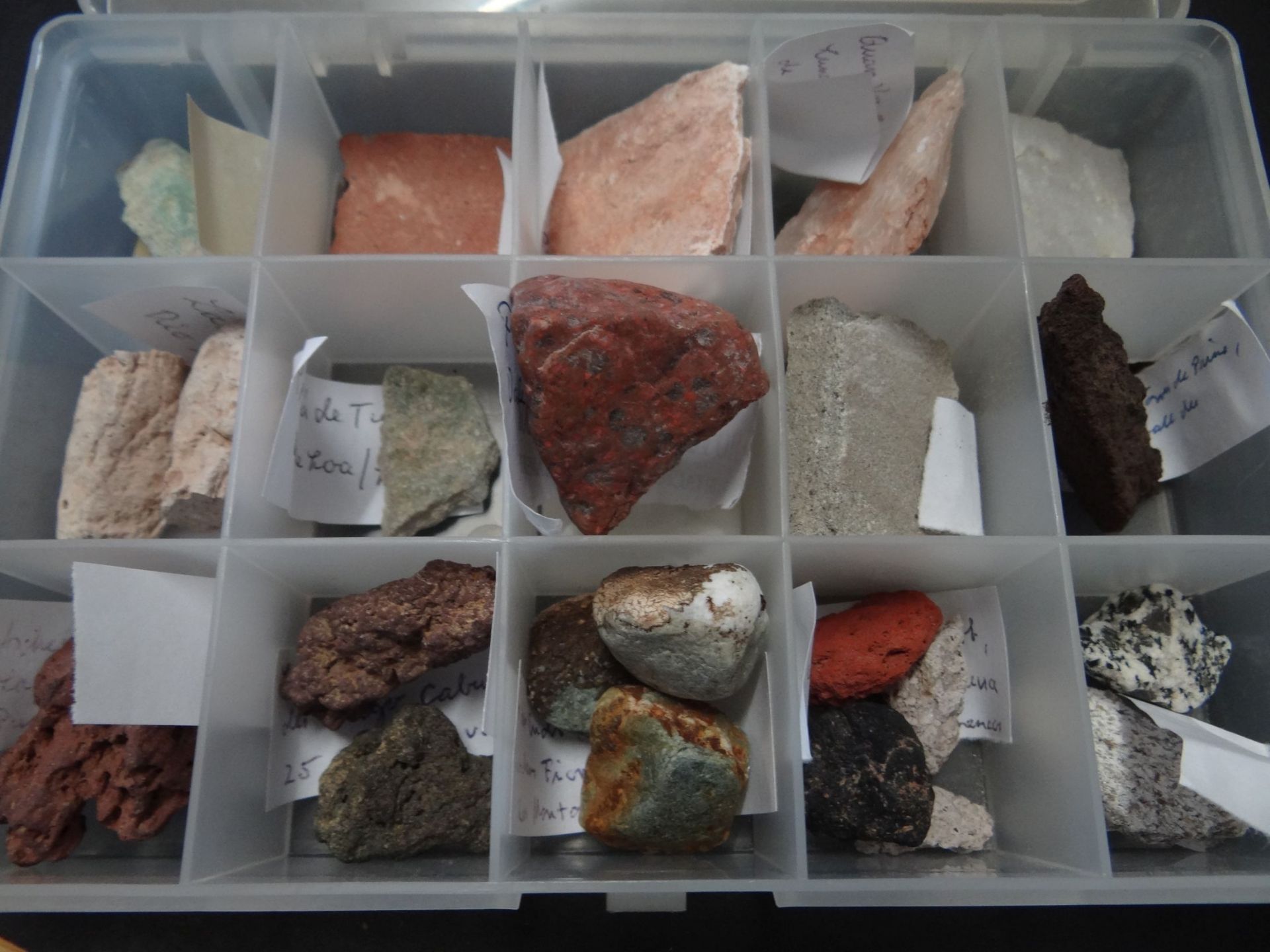 kl. Sammlerbox mit Mineralien, alle beschriftet, 18x12 cm - Bild 4 aus 5