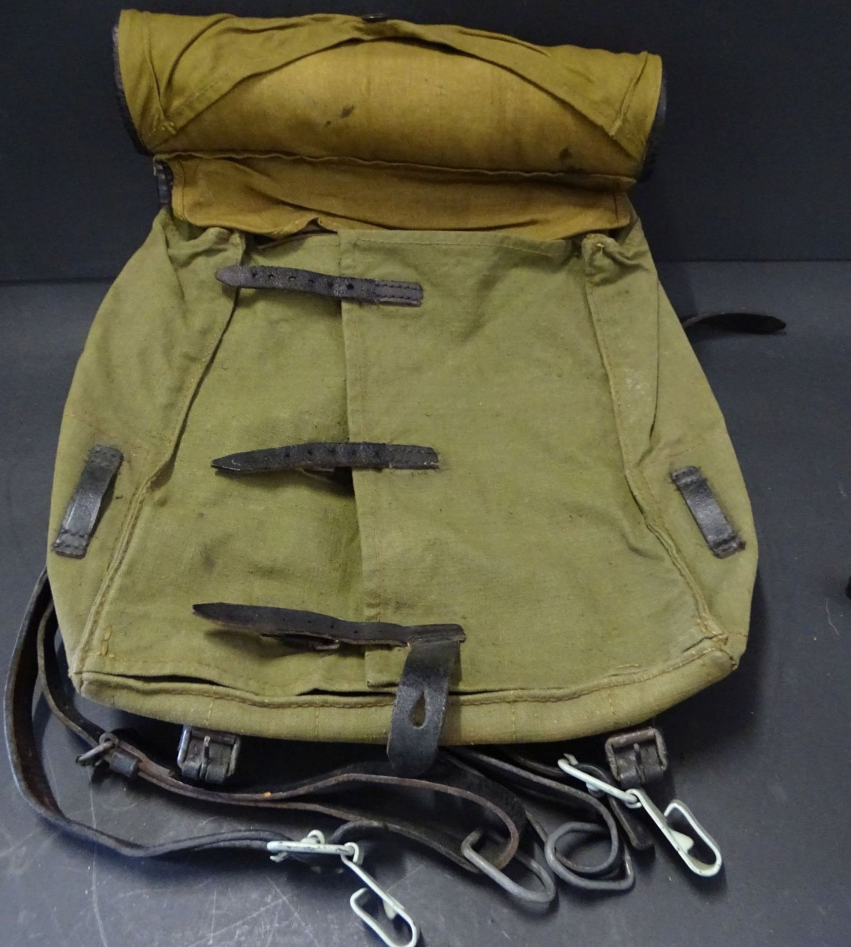 militär. Rucksack, sog. "Affe" mit Fellbesatz, guter Zustan - Bild 2 aus 4