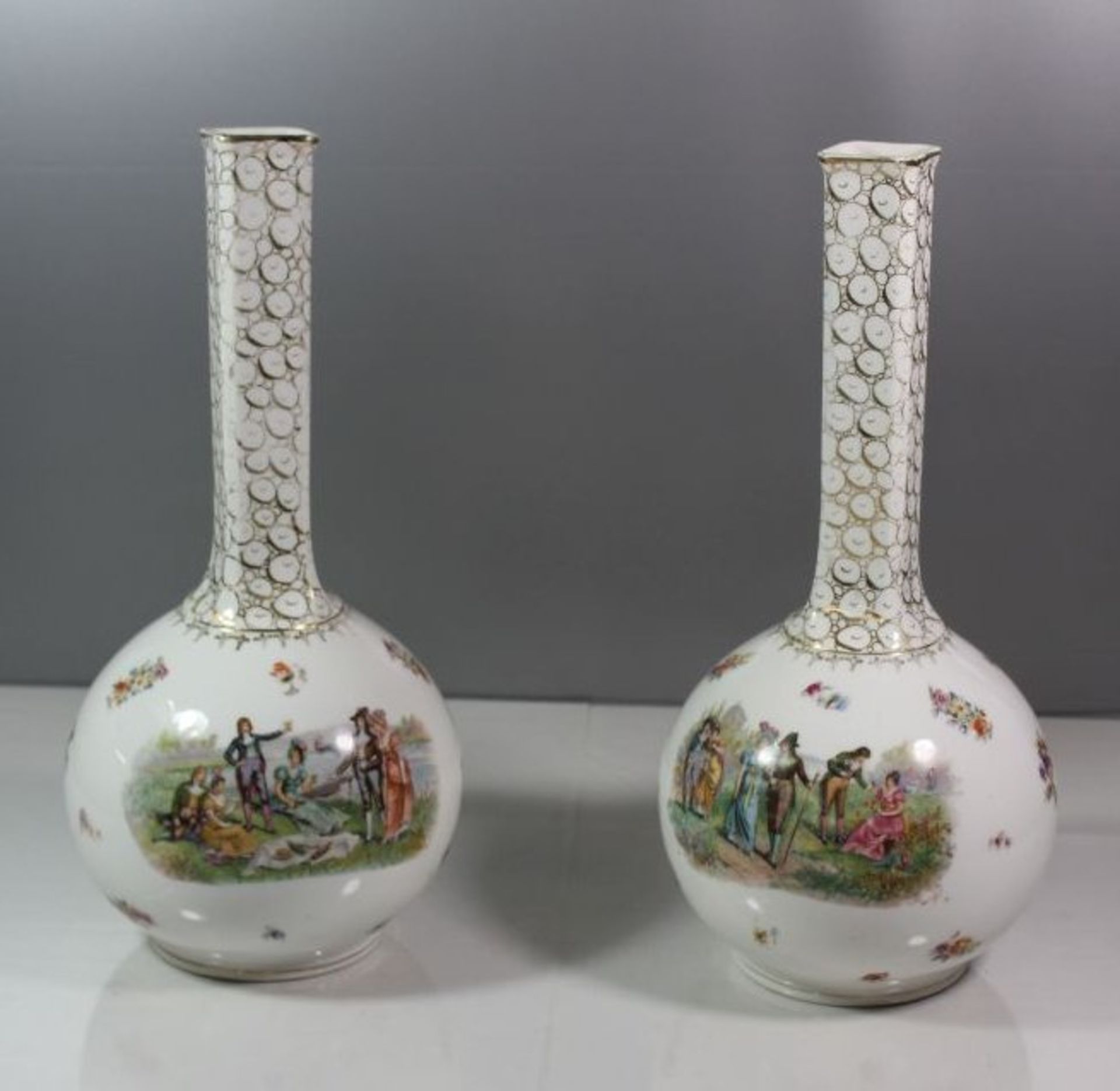 Vasenpaar um 1900, Blumen-u. Personenbeamlung, Goldstaffage diese min. berieben, H-33,5cm.