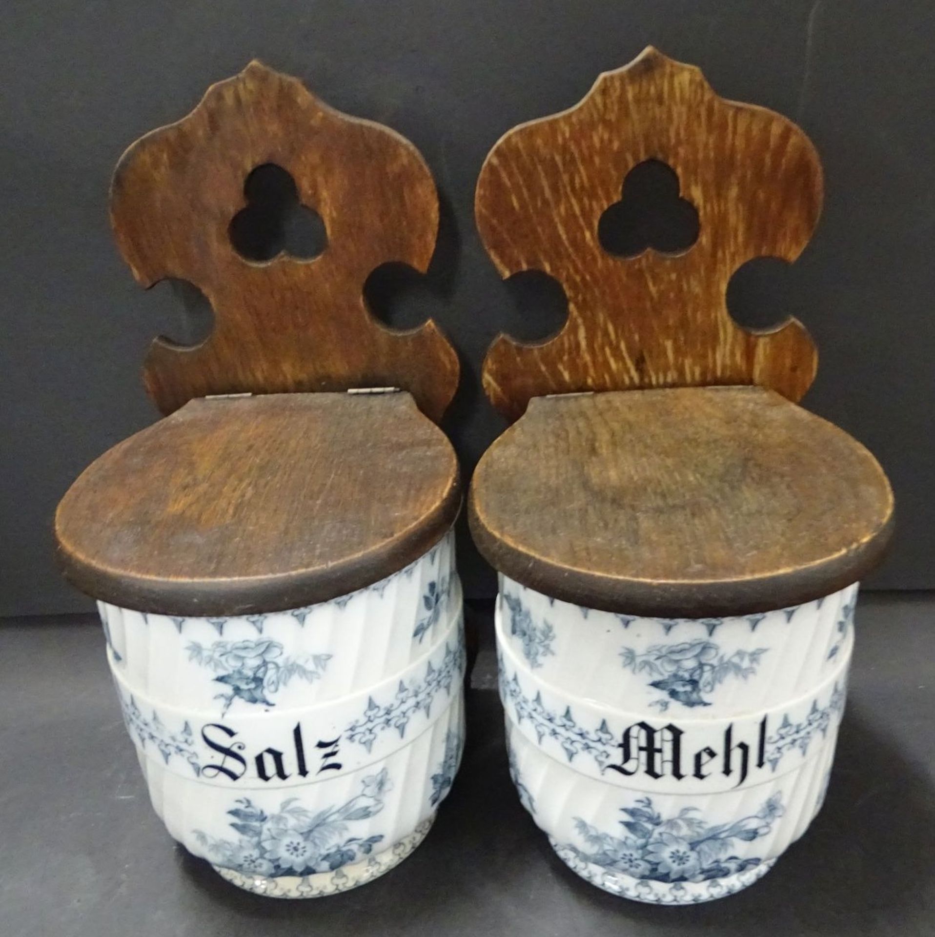 2 Küchengefässe, Salz und Mehl, mit Holzmontur "Saargmünd" um 1920, einmal Holz lose, da Schrauben - Bild 2 aus 7