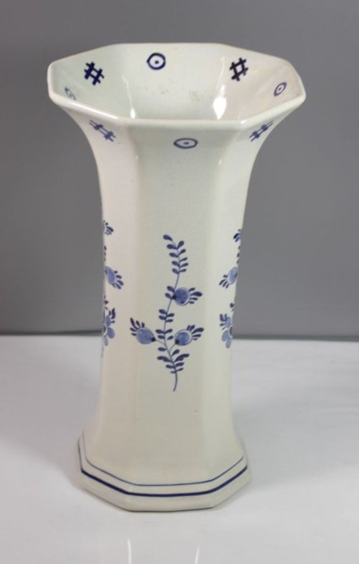 hohe Delfter-Vase, Blaumalerei, 19. Jhd., gemarkt, H-ca. 30cm. B- ca. 16cm. - Bild 2 aus 3