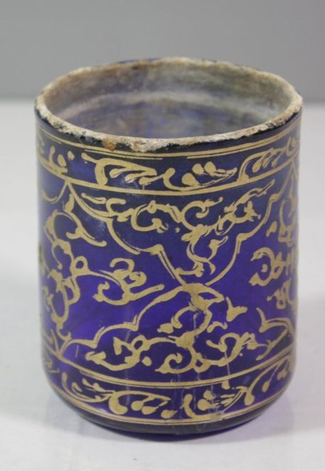 antiker Glas-Becher, blaues Glas, Emaillemalerei in gold, Alter u. Herkunft ?, H- 10 cm D-8cm.