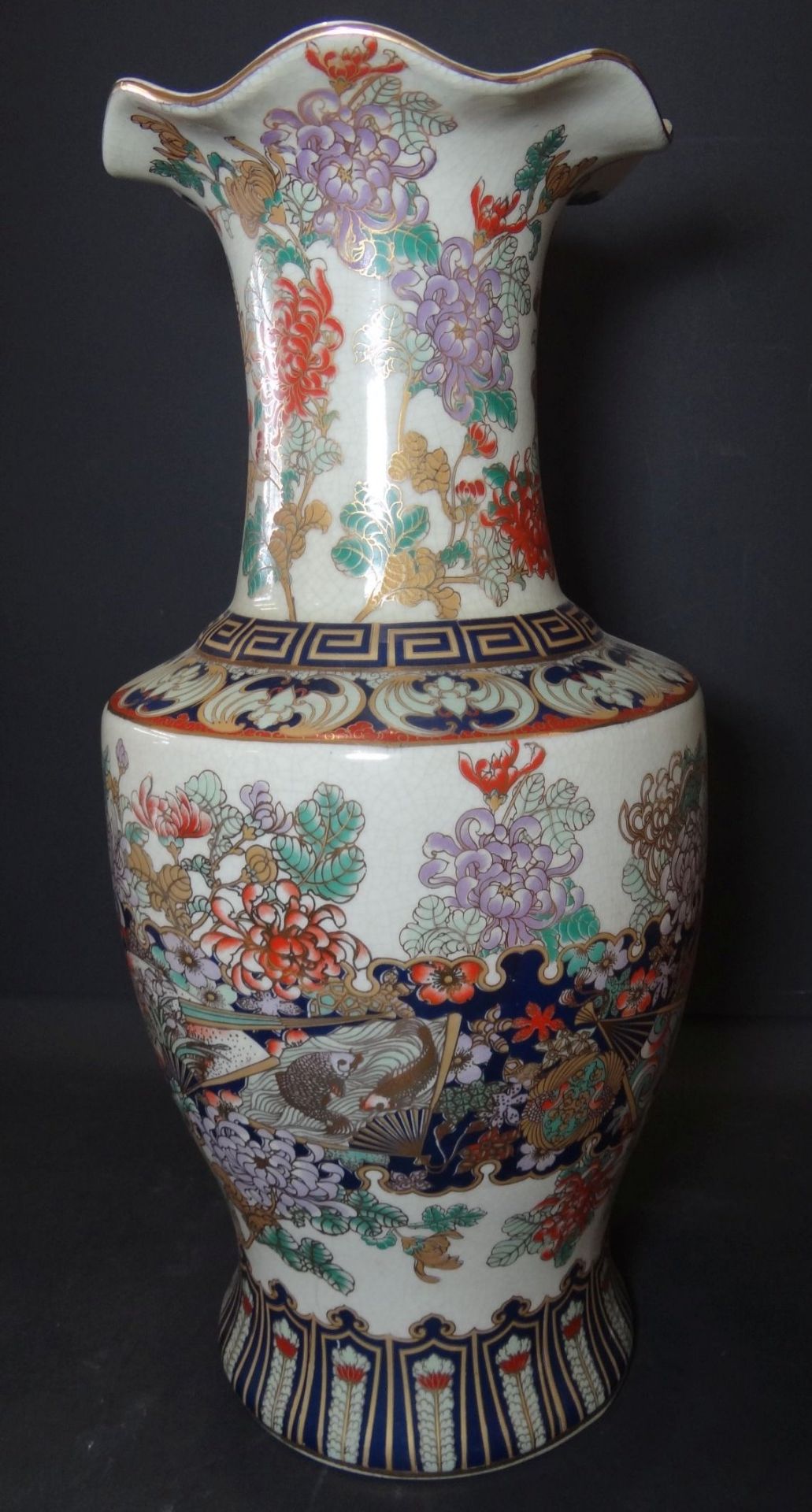 grosse China-Vase, bemalt, H-48 cm, in Boden altrissig, - Bild 3 aus 7