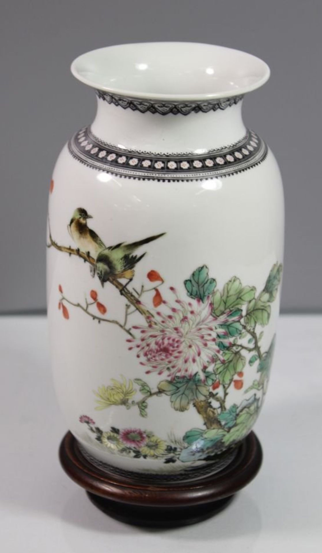 Vase, China, Blumen-u. Vogelbemalung, auf Holzstand, H-20cm.