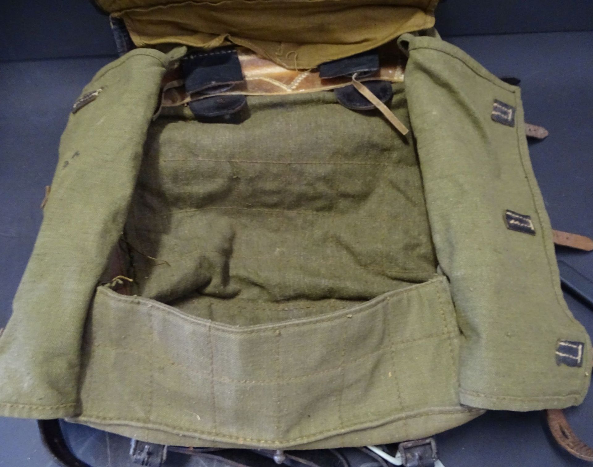 militär. Rucksack, sog. "Affe" mit Fellbesatz, guter Zustan - Bild 3 aus 4