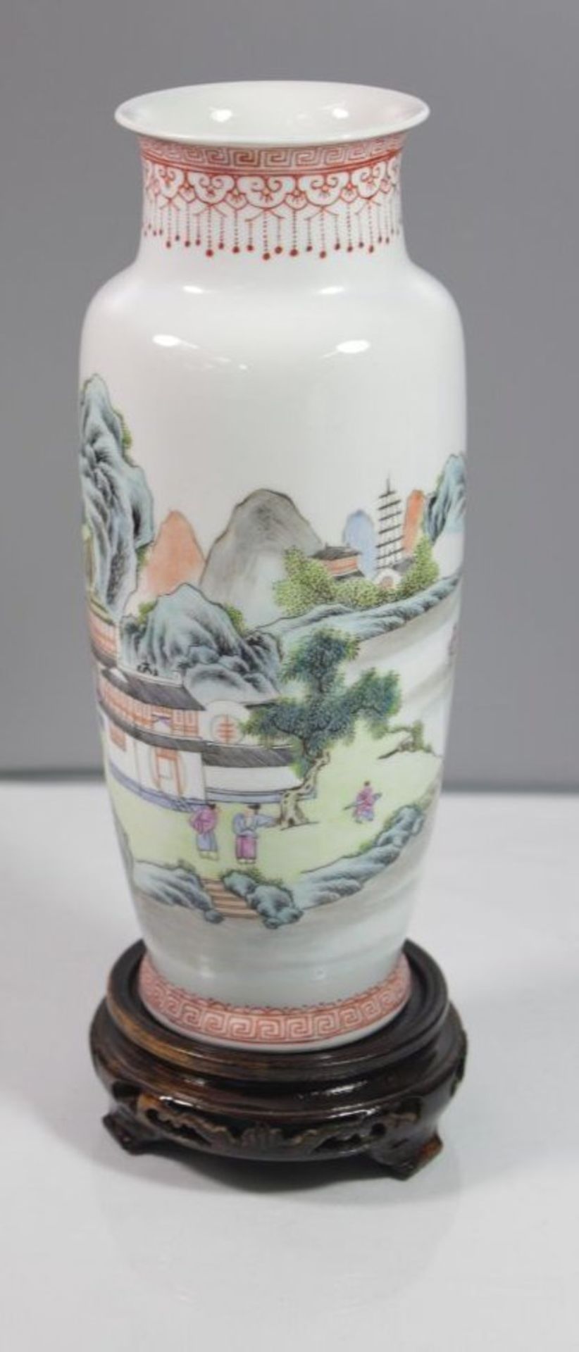 Vase, China, Landschaftsbemalung, auf Holzstand, gemarkt, H-23cm.