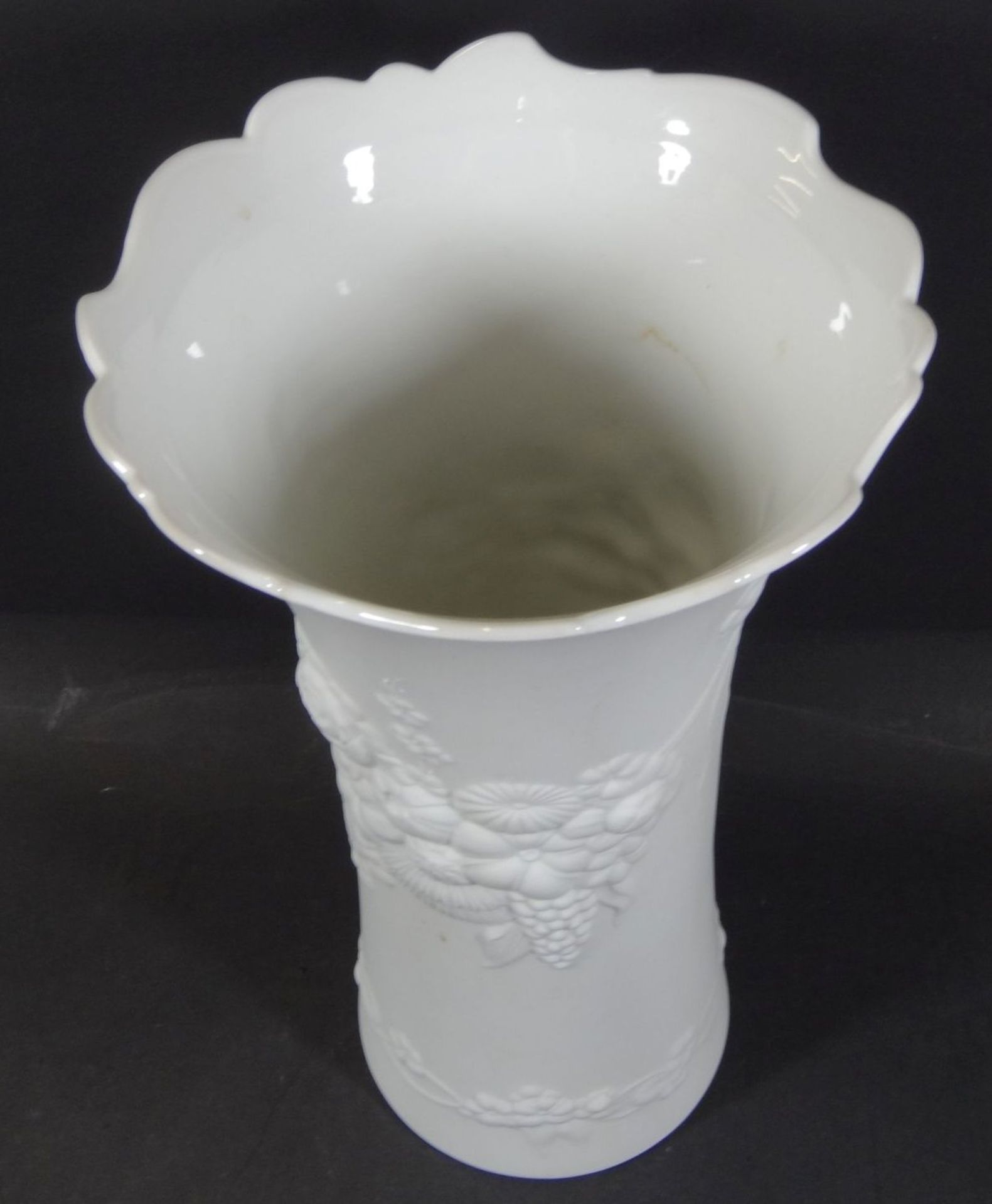 grosse "Kaiser" Vase, Blumenrelief, sign. M. Frey, H-29 cm, D-16 cm - Bild 5 aus 7