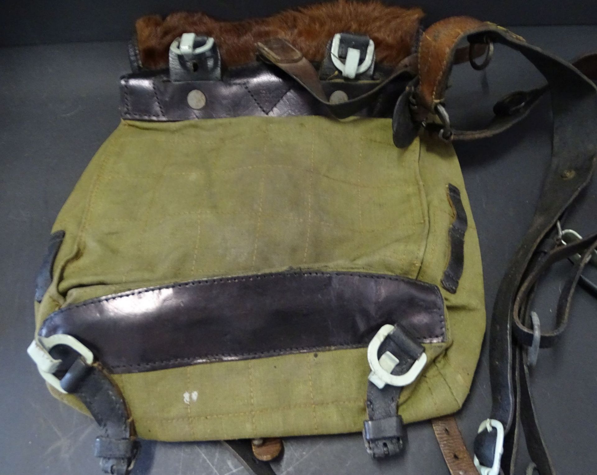 militär. Rucksack, sog. "Affe" mit Fellbesatz, guter Zustan - Bild 4 aus 4