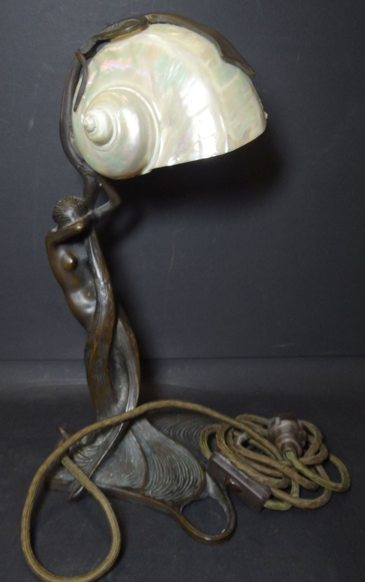 Bronze-Tischlampe, Jugendstil, mit Akt und Muschel-Schirm, H-42 cm, - Bild 6 aus 8