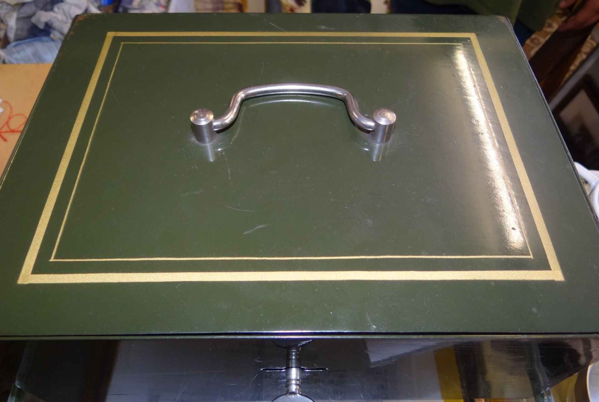 massive Eisenkassette mit Einsatz und Schlüssel, olivgrün, H-10 cm, 25x18,5 cm, 2,8