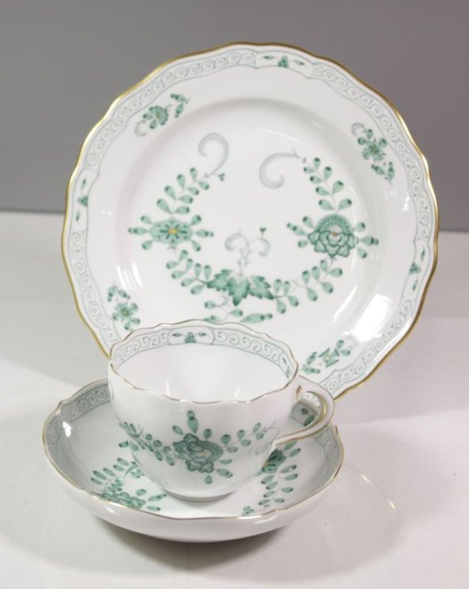 Gedeck, Meissen, Schwertermarke, 1. Wahl, indisch grün, Goldrand min. berieben, Tasse H-7cm.