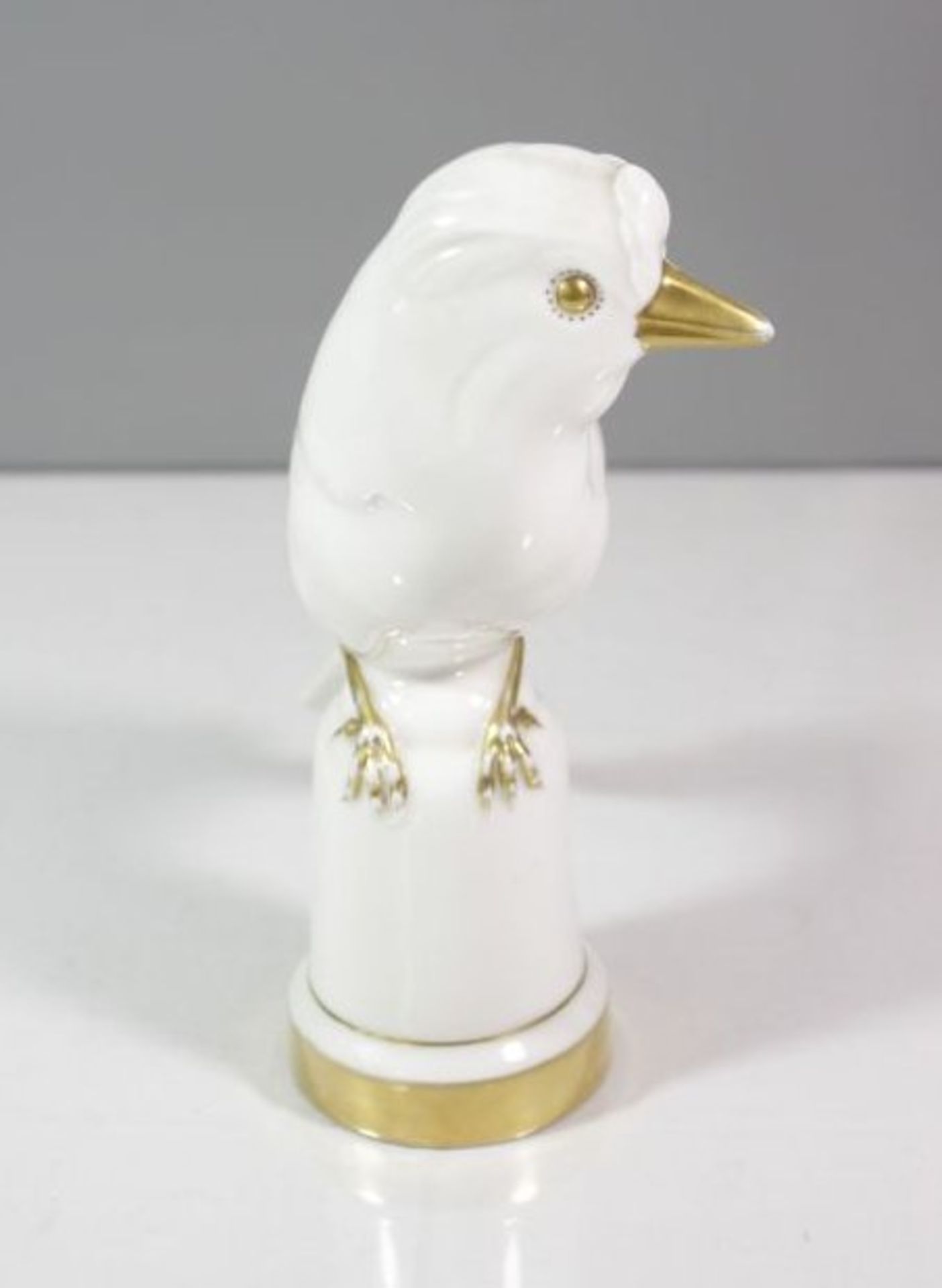 Vogelfigur auf Podest, Hutschnreuther, Abteilung für Kunst, Weißporzellan mit Goldstaffage, - Bild 2 aus 5