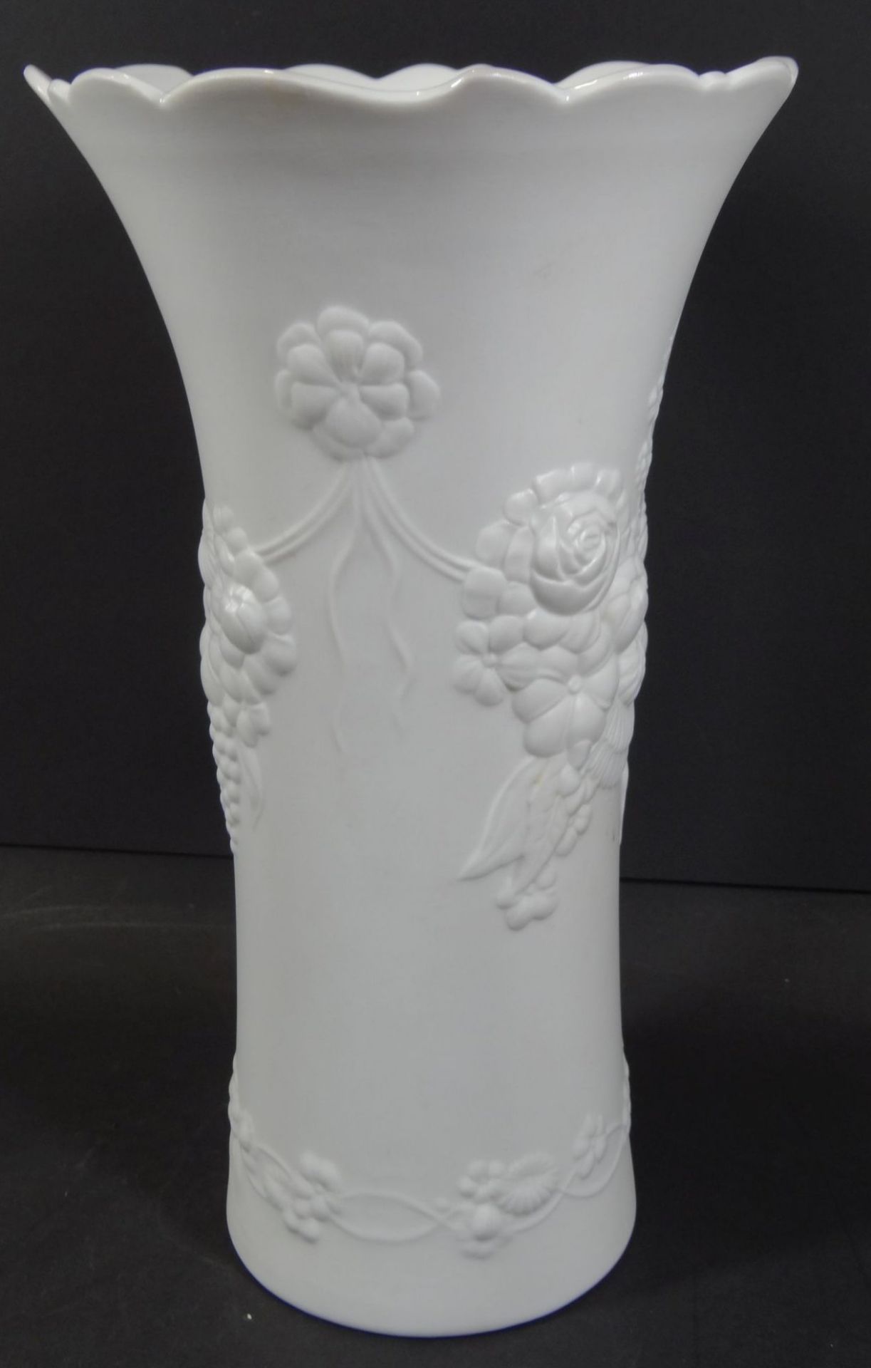 grosse "Kaiser" Vase, Blumenrelief, sign. M. Frey, H-29 cm, D-16 cm - Bild 3 aus 7