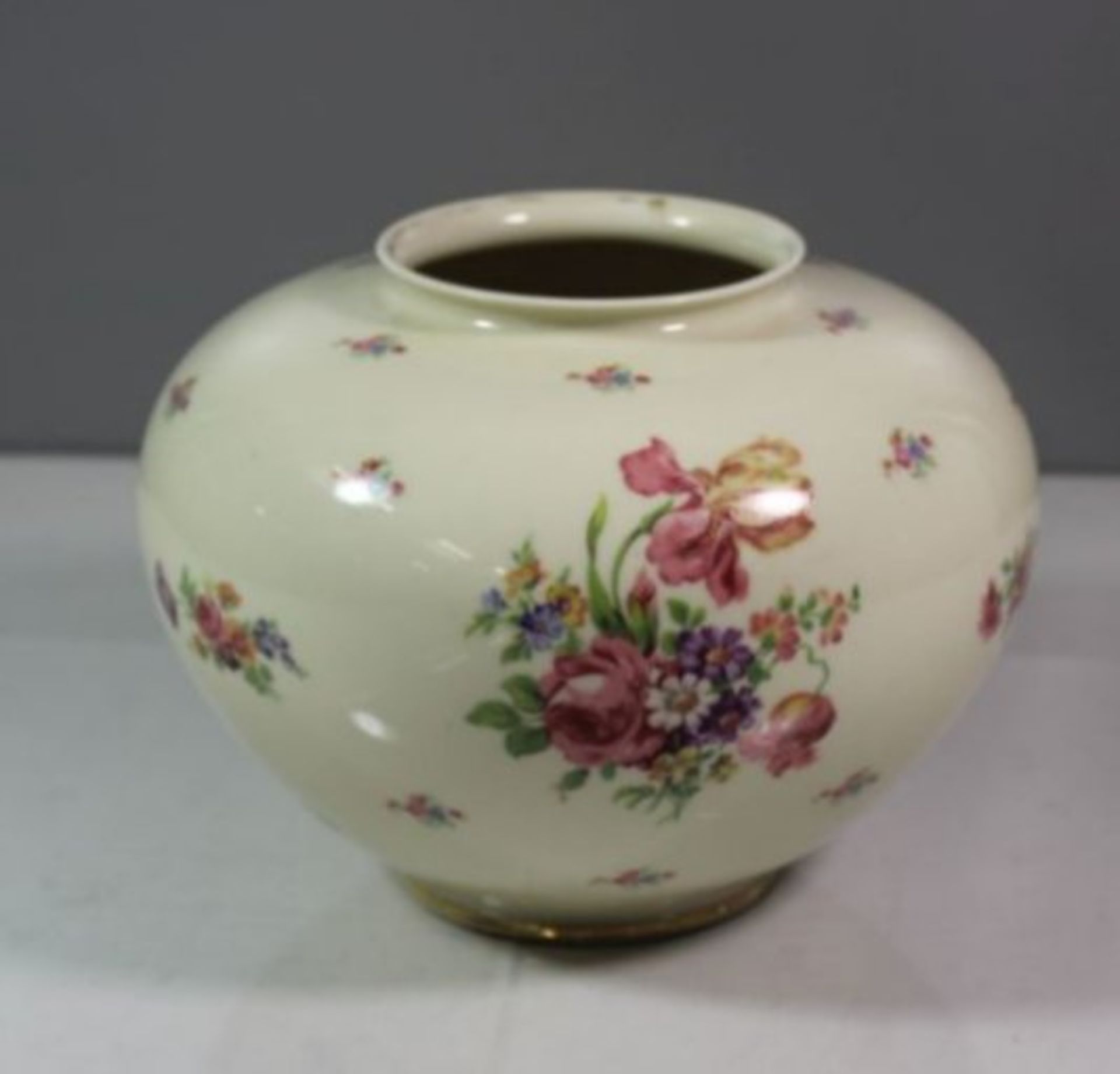 bauchige Vase, Seltmann, florales Dekor, Goldrand berieben, H-15cm.