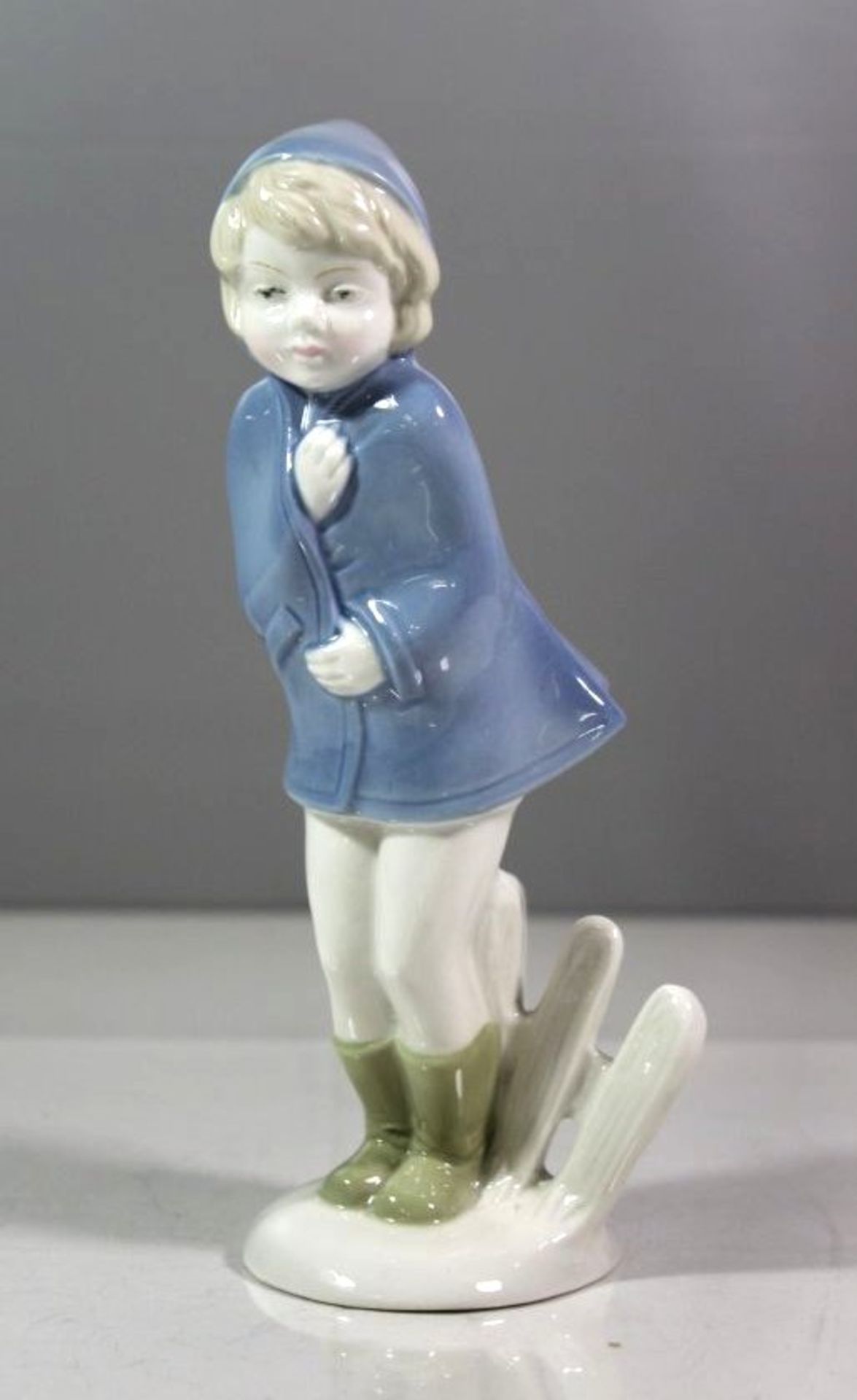 Figur, frierendes Mädchen, Blaumarke, H-18,5cm.