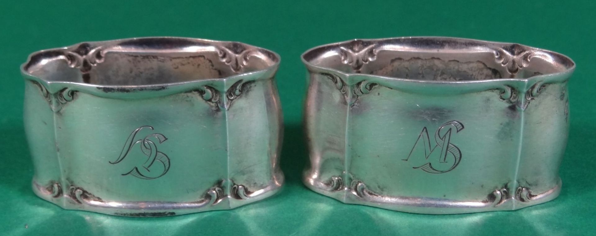 2x ovale Silber-800- Serviettenringe, Ziermonogramm, H-2,5 cm, L-5 cm, zus. 43 gr.