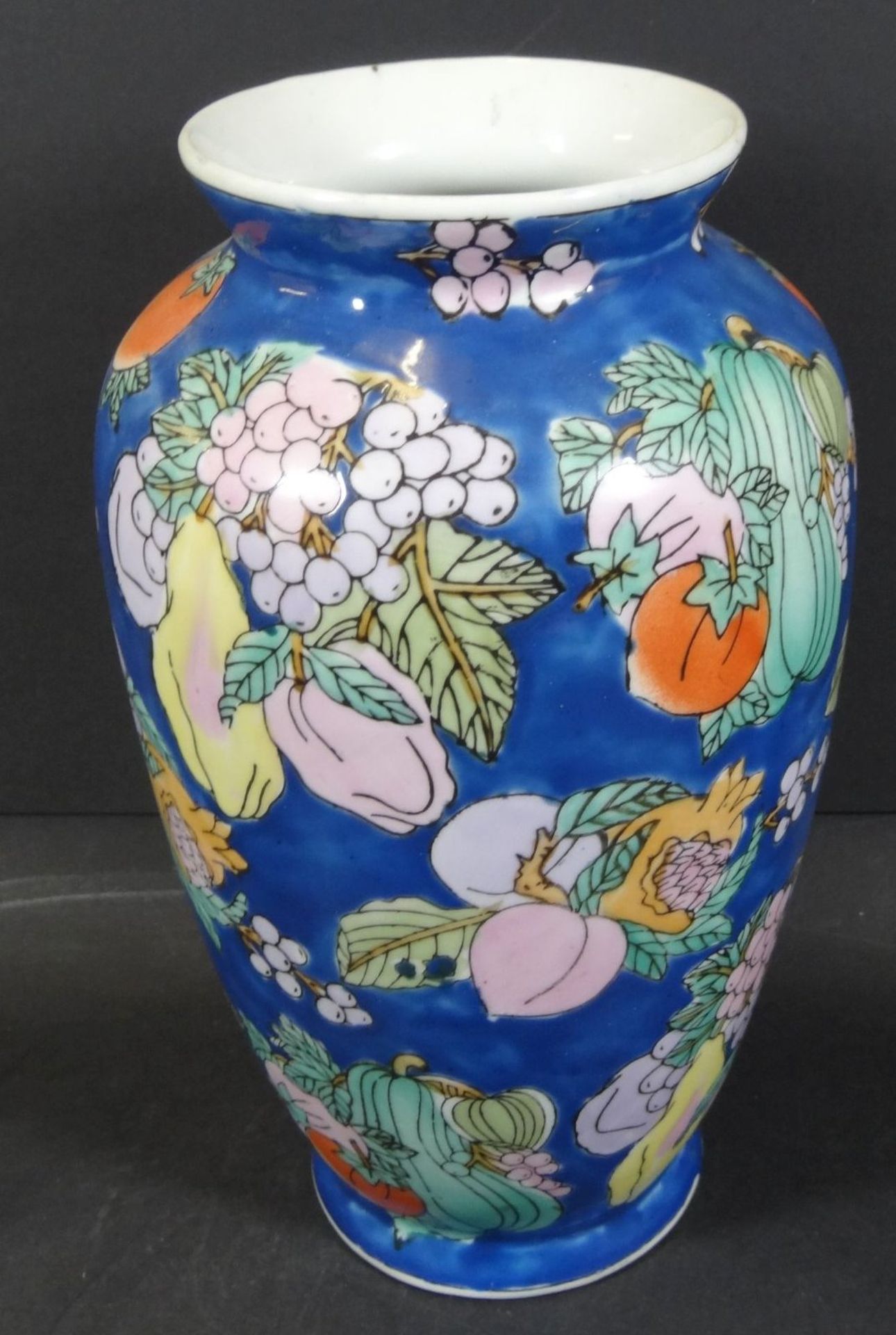 Vase mit Früchtedekor, wohl China, H-25 c