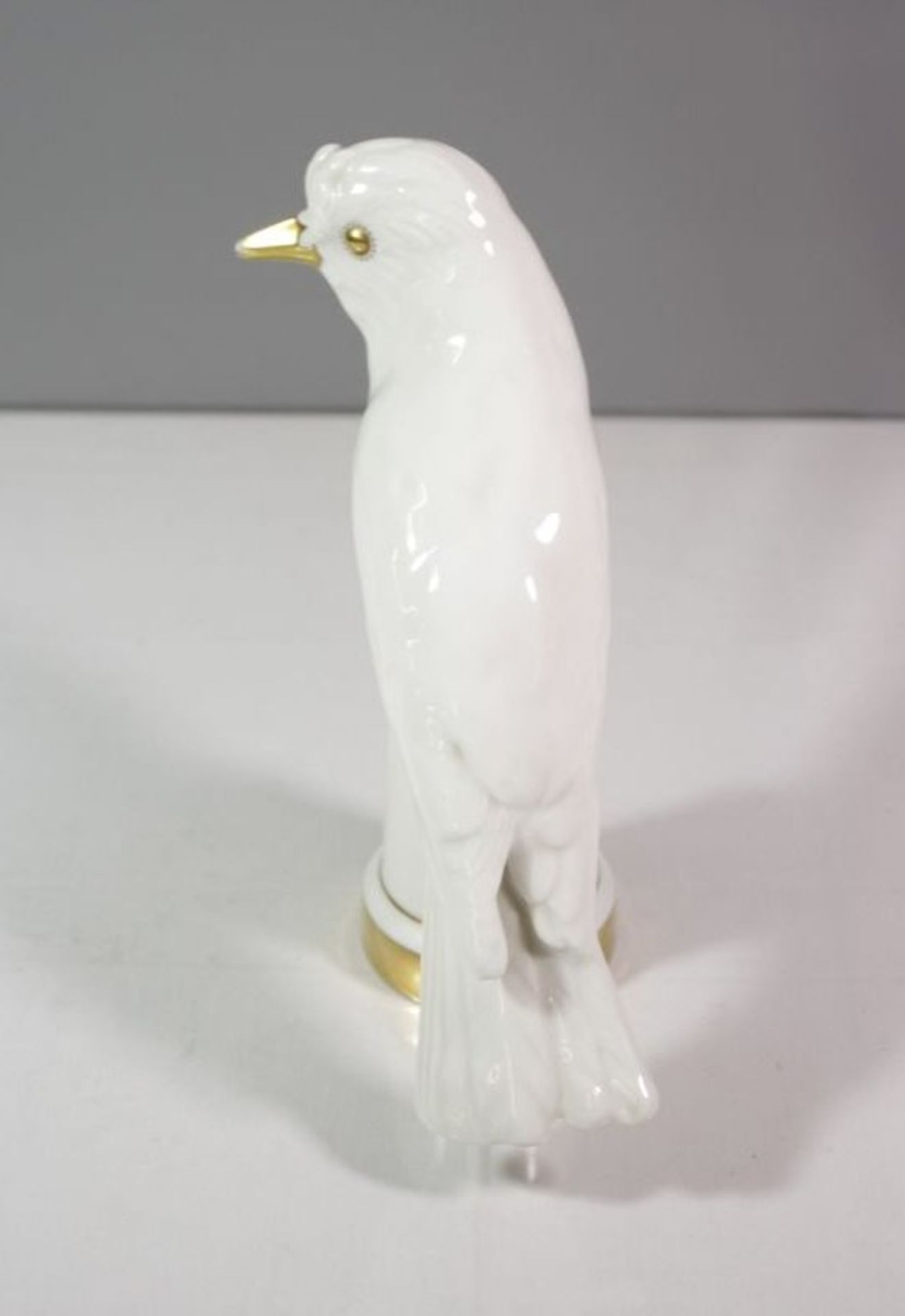 Vogelfigur auf Podest, Hutschnreuther, Abteilung für Kunst, Weißporzellan mit Goldstaffage, - Bild 4 aus 5