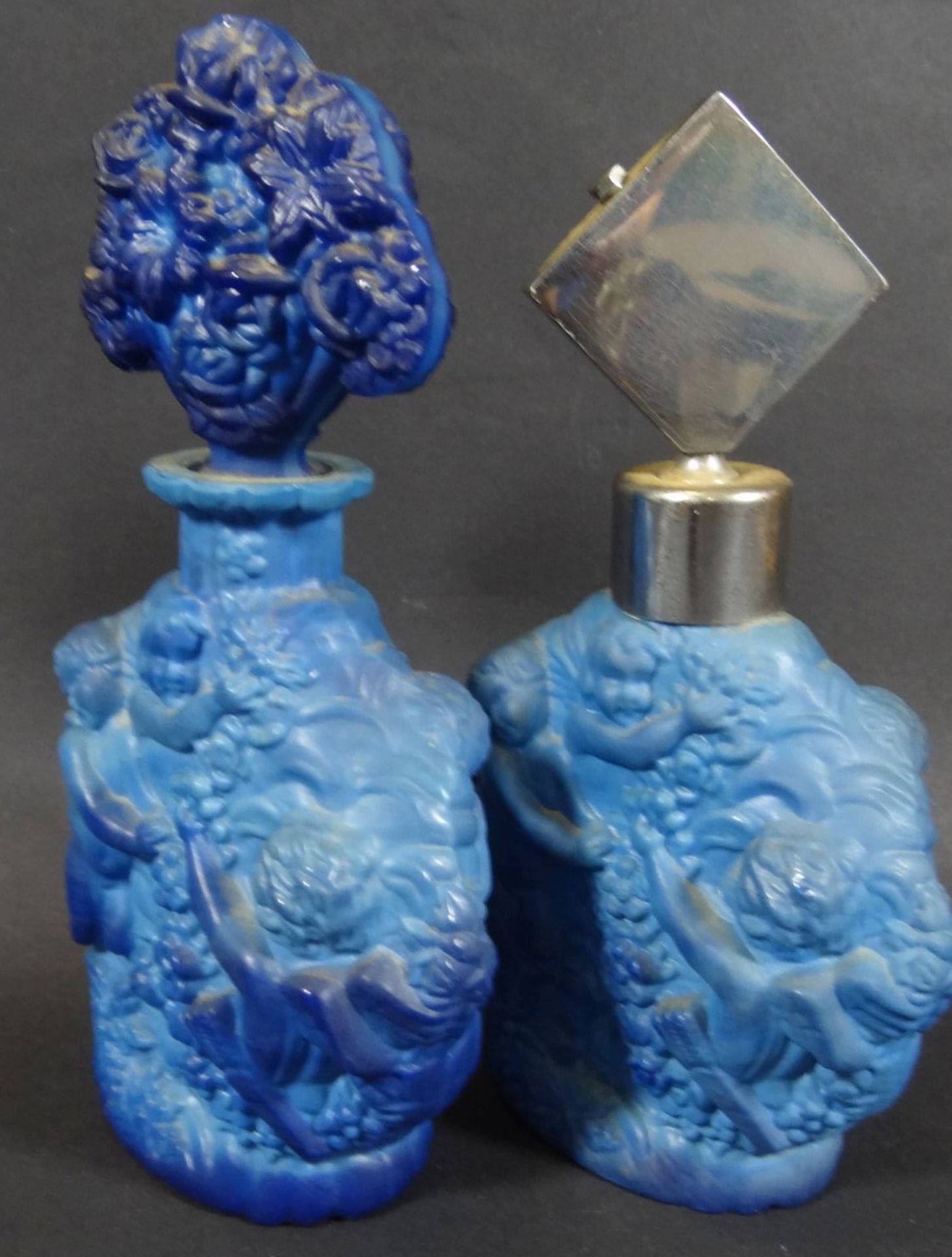 2x Parfum-Flacons, reiliefiertes Glas mit Putti, H-15 cm - Bild 3 aus 5