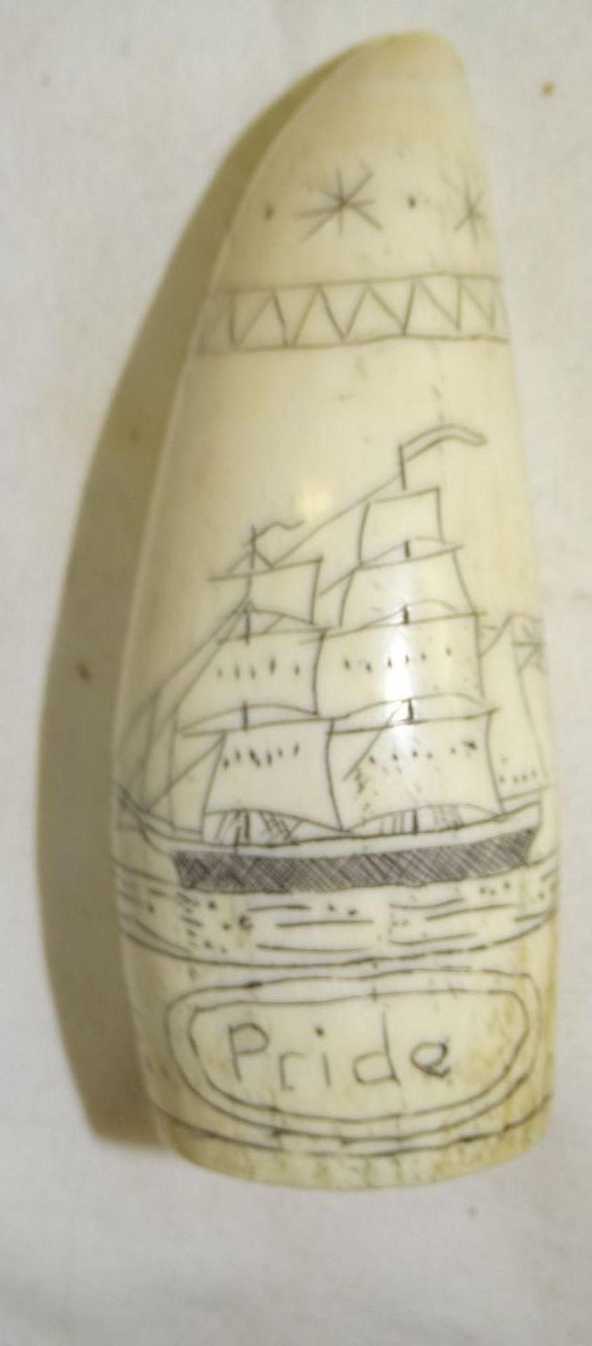 Kleiner alter Pottwalzahn miIt beidseitiger Gravur ,,Segelschiff''' und Text ,,Pride of London'', - Bild 2 aus 3