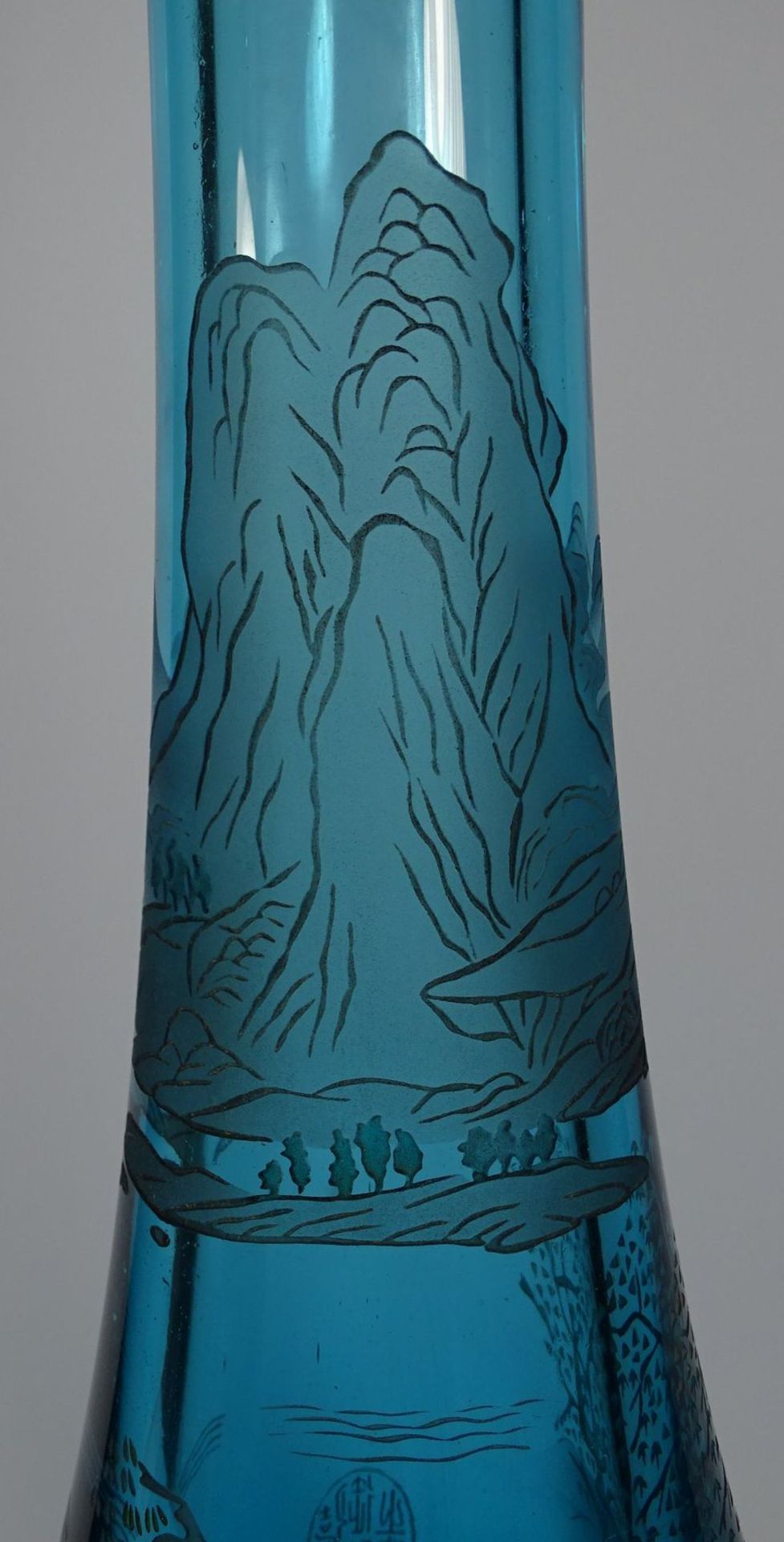 hohe, schwere blaue Vase mit Gravur, Landschaft, China, H-50 cm, 6,1 kg., chines. gemarkt - Bild 7 aus 8