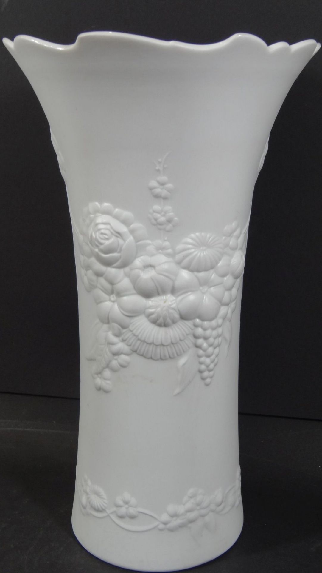 grosse "Kaiser" Vase, Blumenrelief, sign. M. Frey, H-29 cm, D-16 cm - Bild 2 aus 7