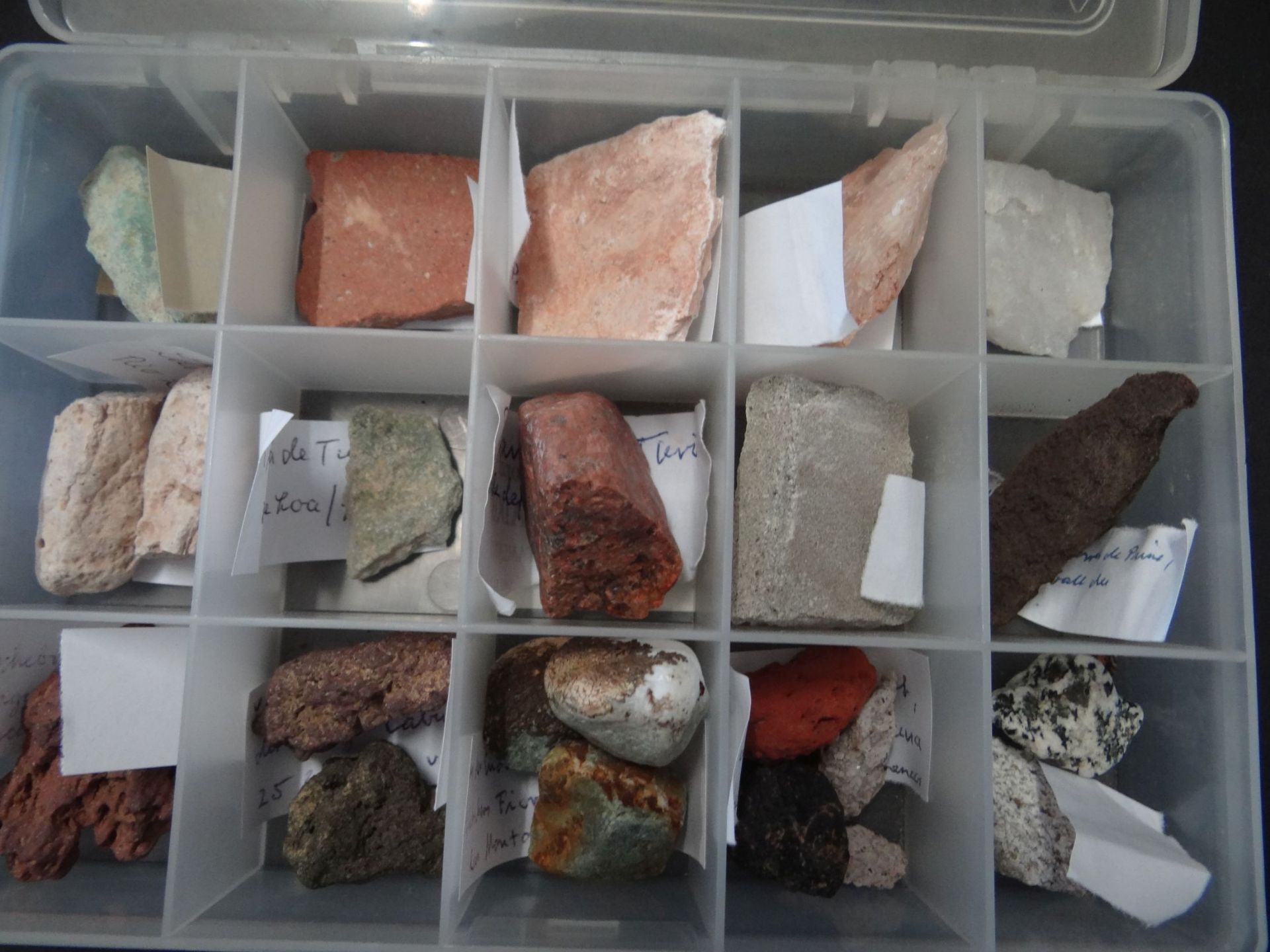 kl. Sammlerbox mit Mineralien, alle beschriftet, 18x12 cm