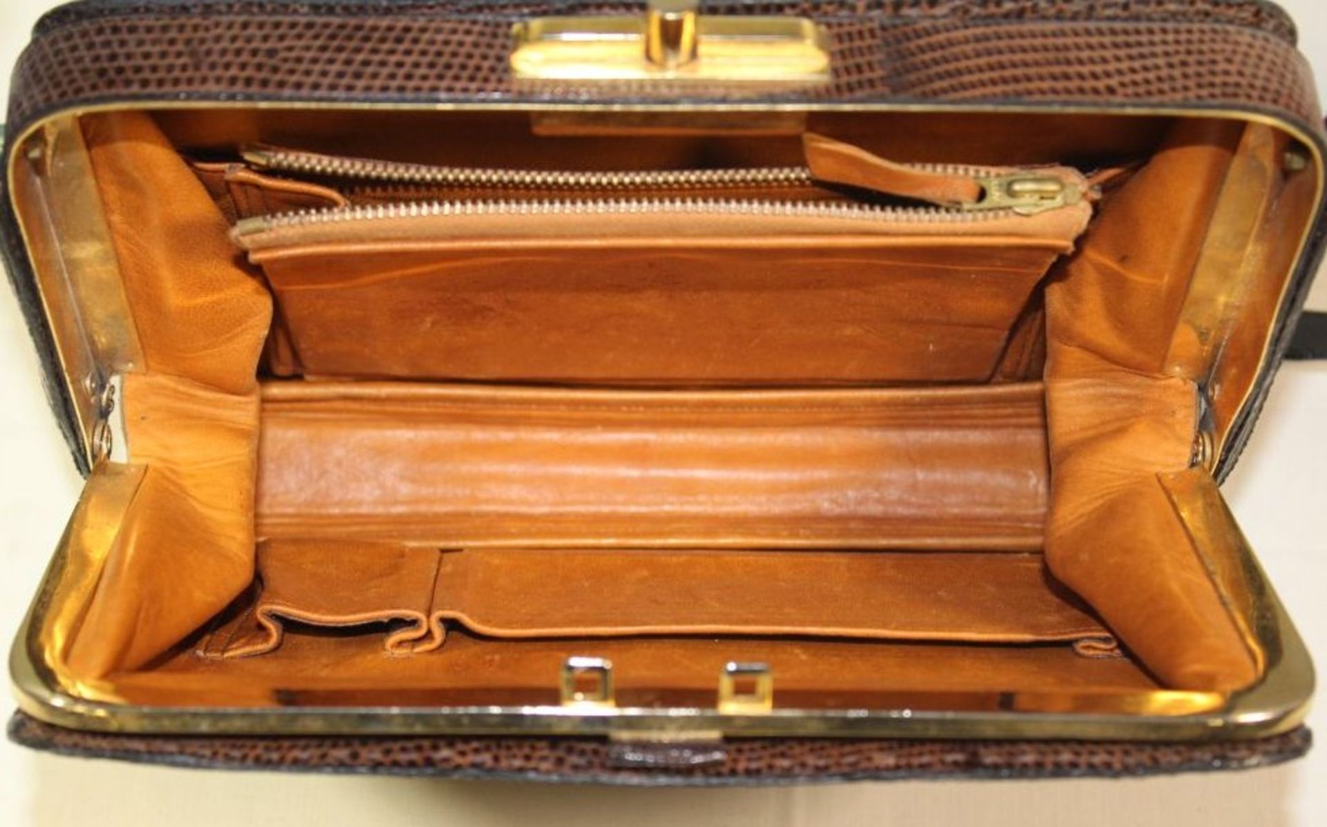 Damen-Handtasche, braunes Reptilienleder, Tragespuren, Gurt gebrochen, 19 x 22 cm. - Bild 2 aus 3