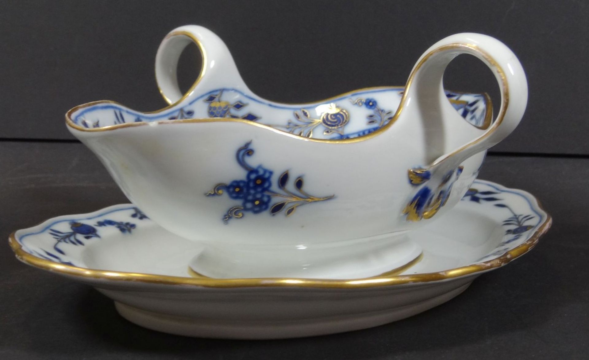 Sauciere "Meissen" Knaufschwerter um 1860, 1.Wahl, Zwiebelmuster mit Gold, Rand minim. Abplatzer, - Bild 4 aus 8