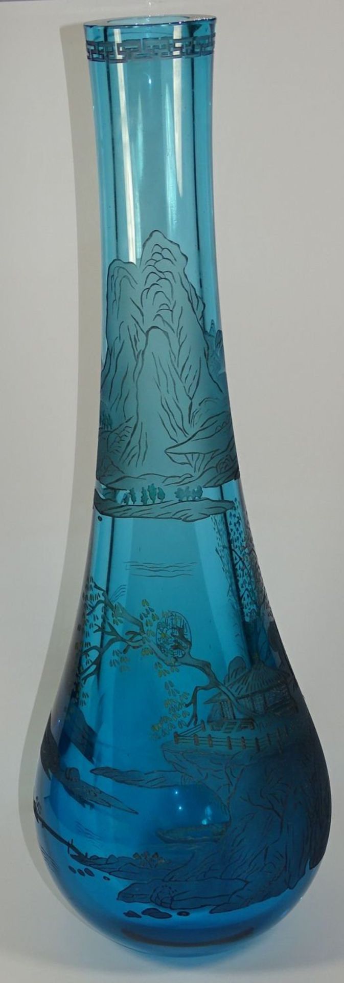 hohe, schwere blaue Vase mit Gravur, Landschaft, China, H-50 cm, 6,1 kg., chines. gemarkt