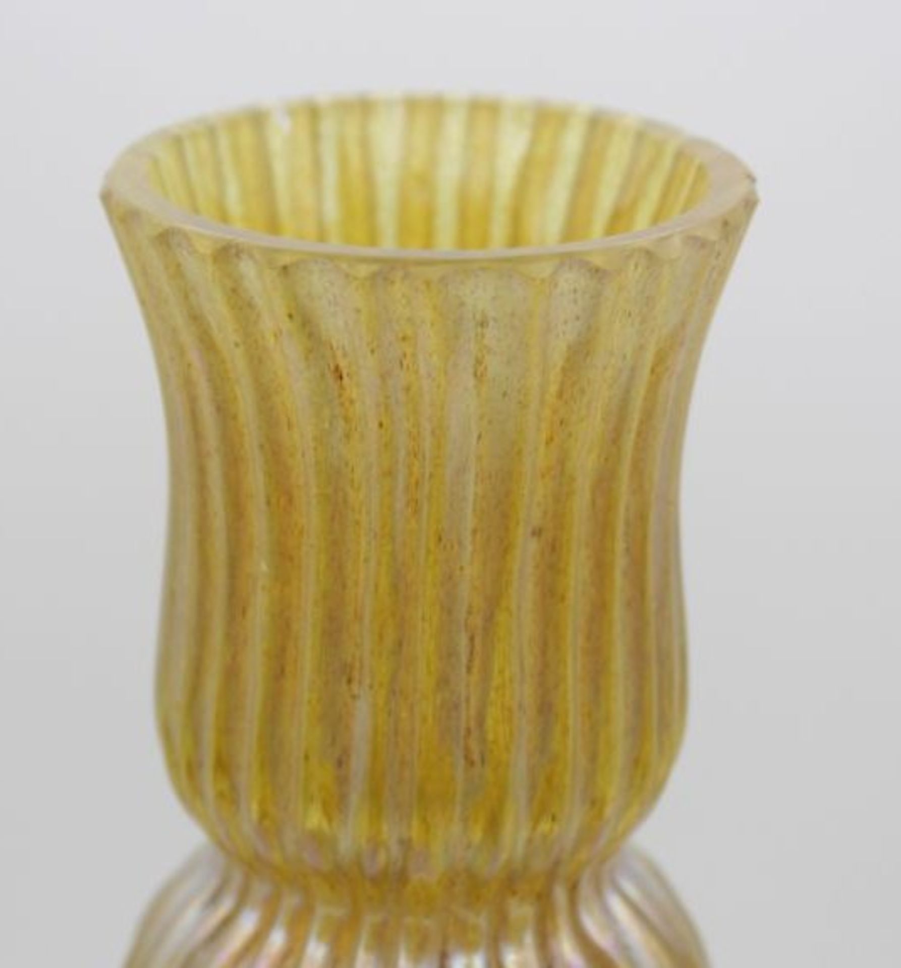 Vase, gelbliches Glas, lüstrierend, Loetz ?, H- 26 cm. - Bild 2 aus 4
