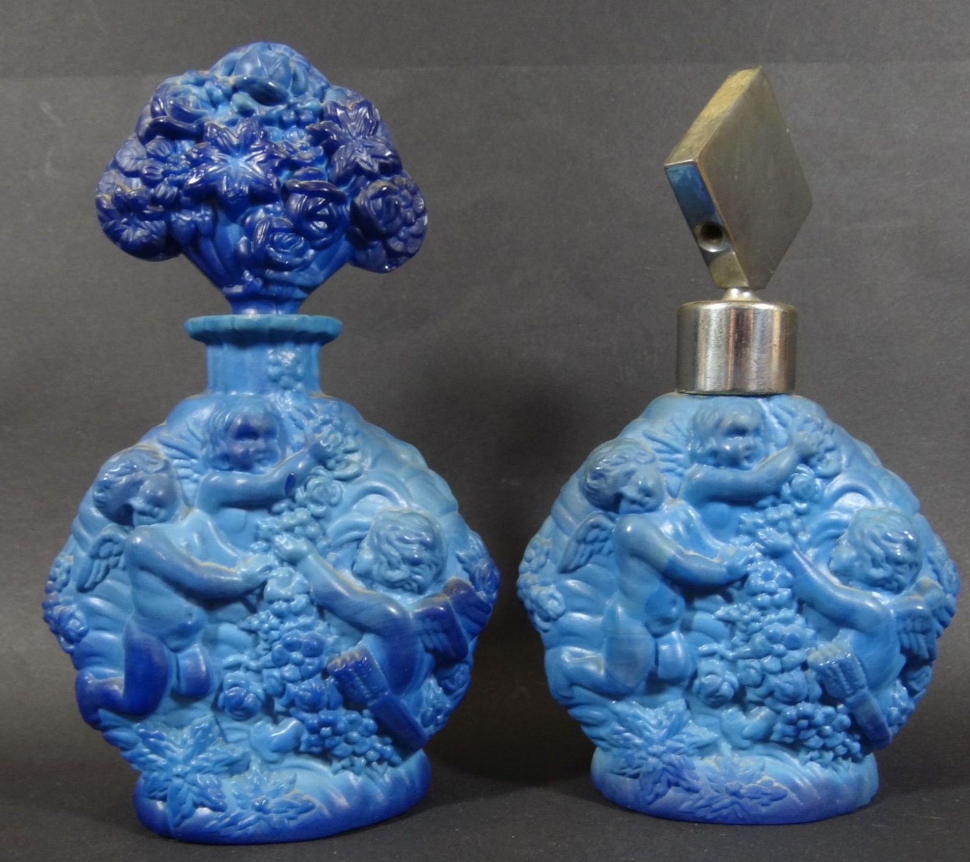 2x Parfum-Flacons, reiliefiertes Glas mit Putti, H-15 cm