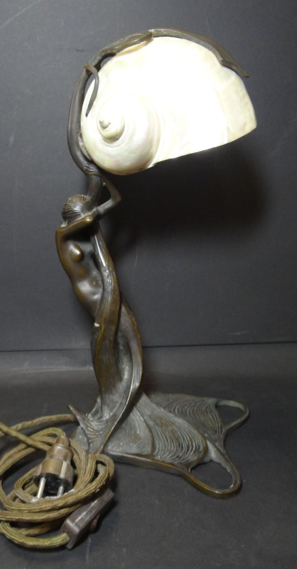 Bronze-Tischlampe, Jugendstil, mit Akt und Muschel-Schirm, H-42 cm, - Bild 4 aus 8