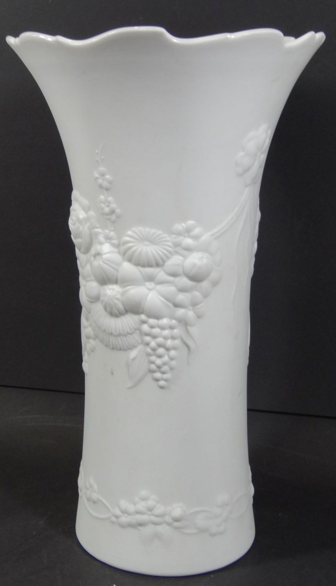 grosse "Kaiser" Vase, Blumenrelief, sign. M. Frey, H-29 cm, D-16 cm - Bild 4 aus 7