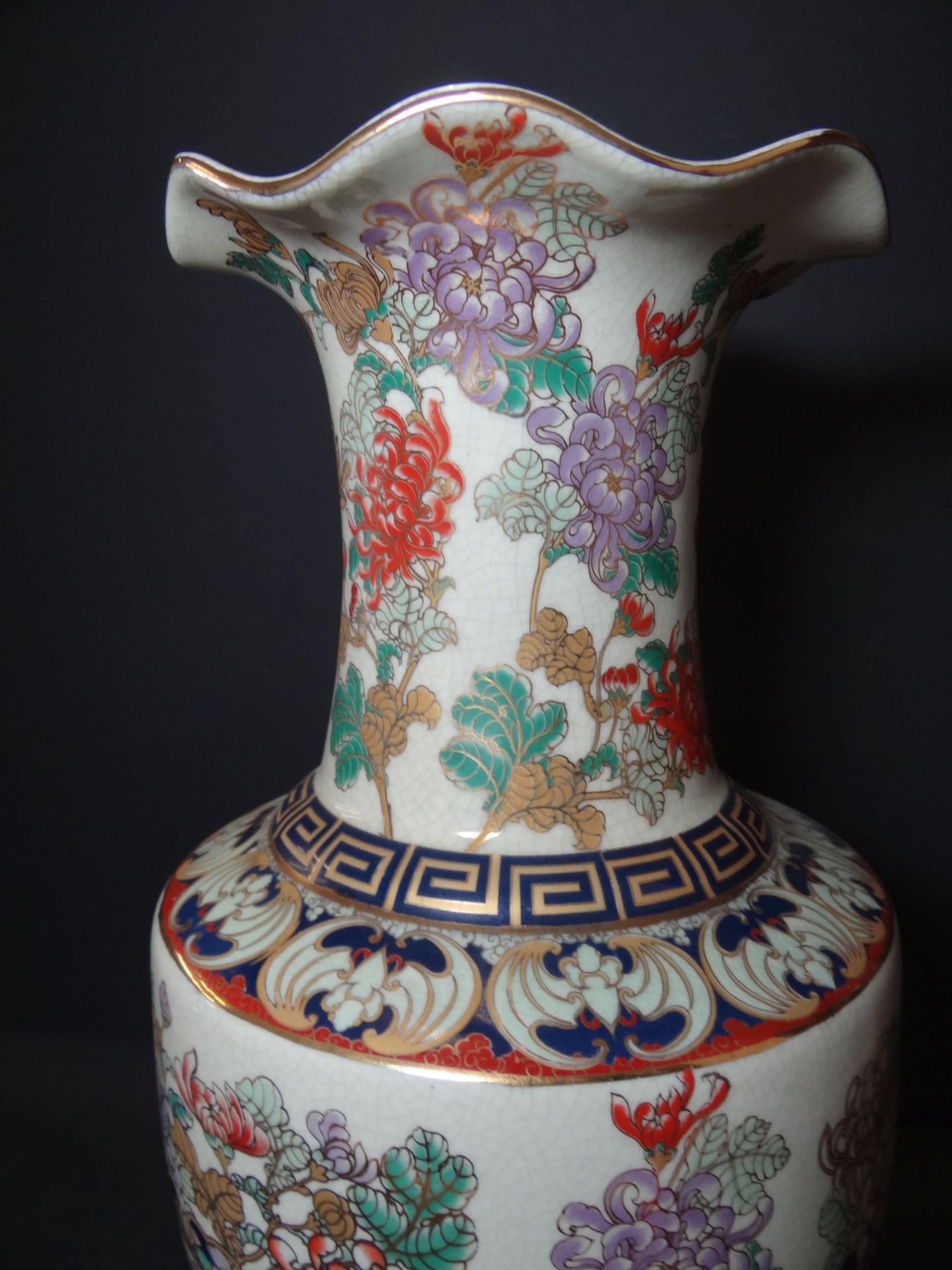 grosse China-Vase, bemalt, H-48 cm, in Boden altrissig, - Image 2 of 7