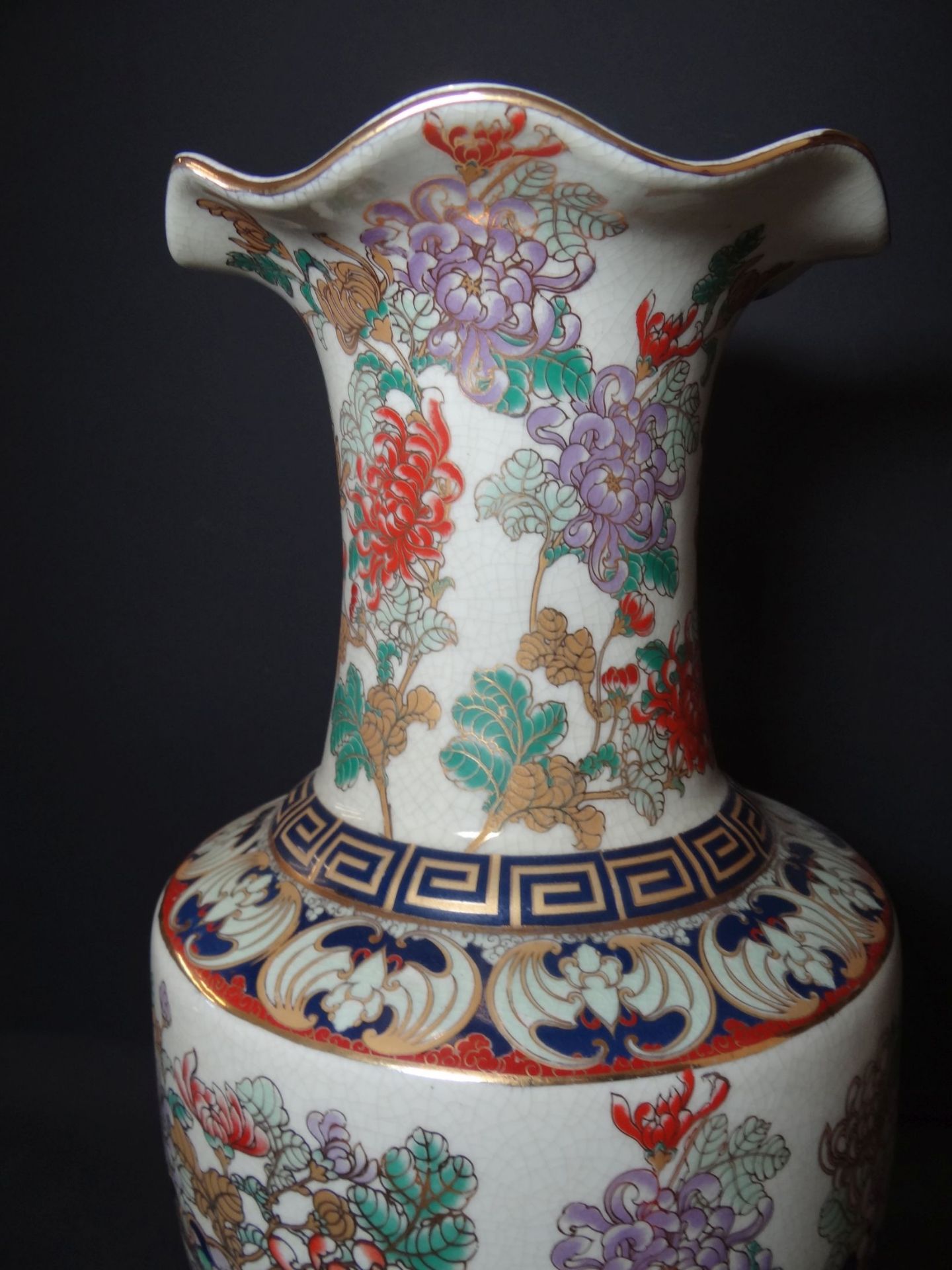 grosse China-Vase, bemalt, H-48 cm, in Boden altrissig, - Bild 2 aus 7