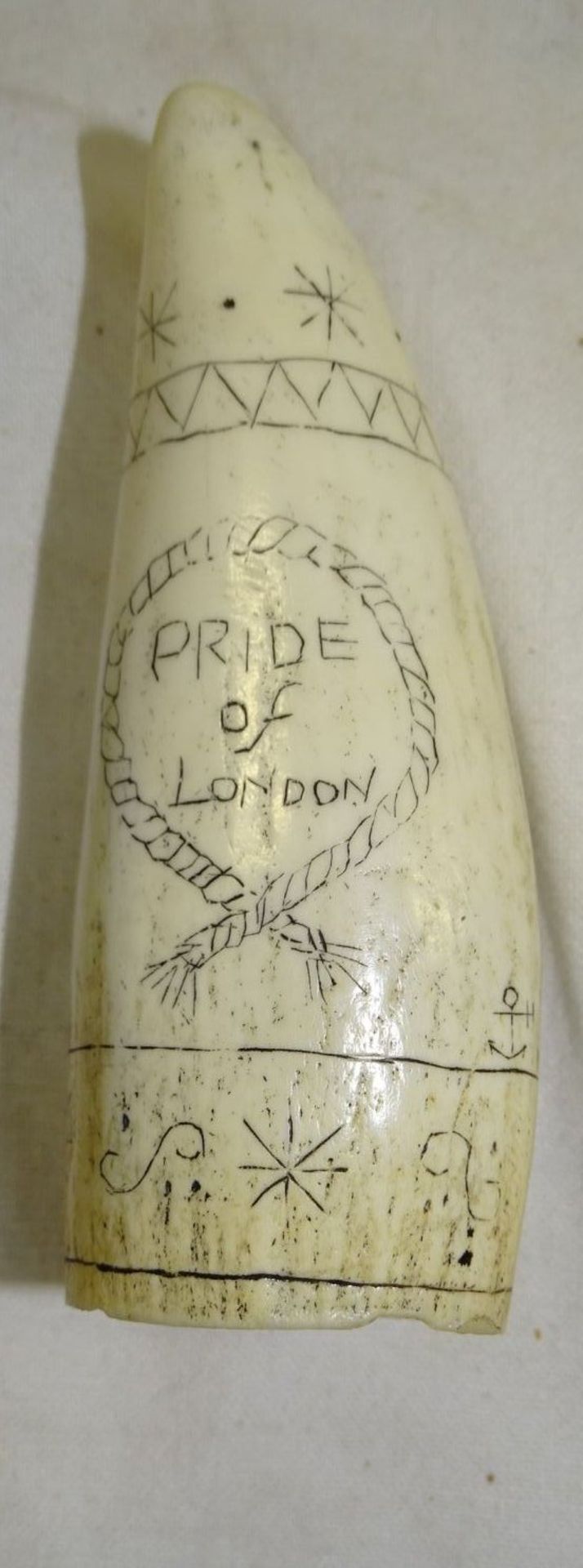 Kleiner alter Pottwalzahn miIt beidseitiger Gravur ,,Segelschiff''' und Text ,,Pride of London'',