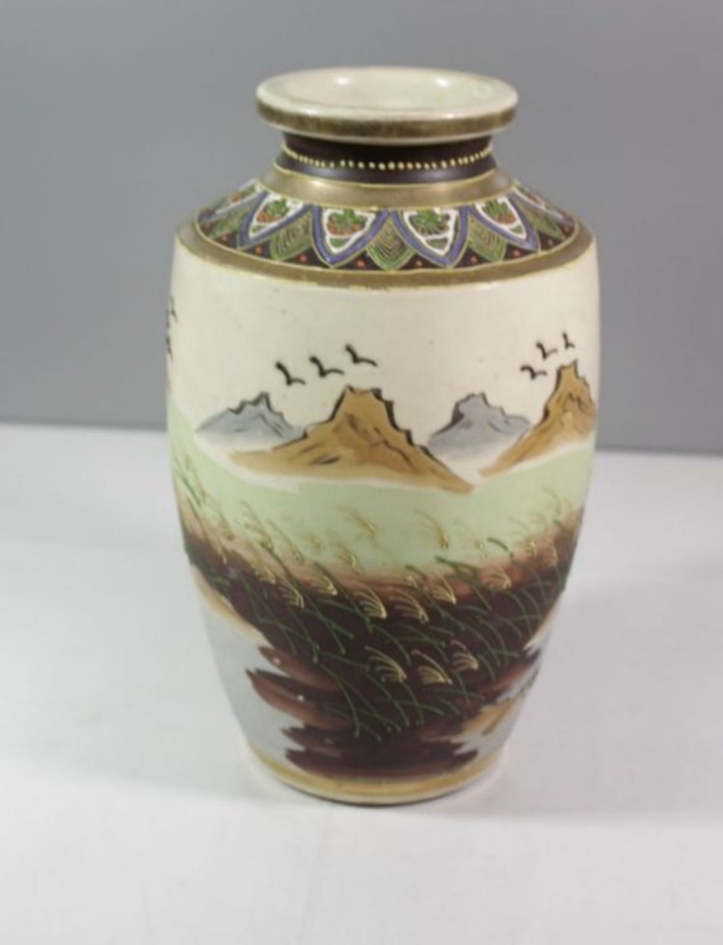 hohe Satsuma-Vase, Japan, Samurai-Dekor, gemarkt, H- 25,5 cm. - Bild 2 aus 3