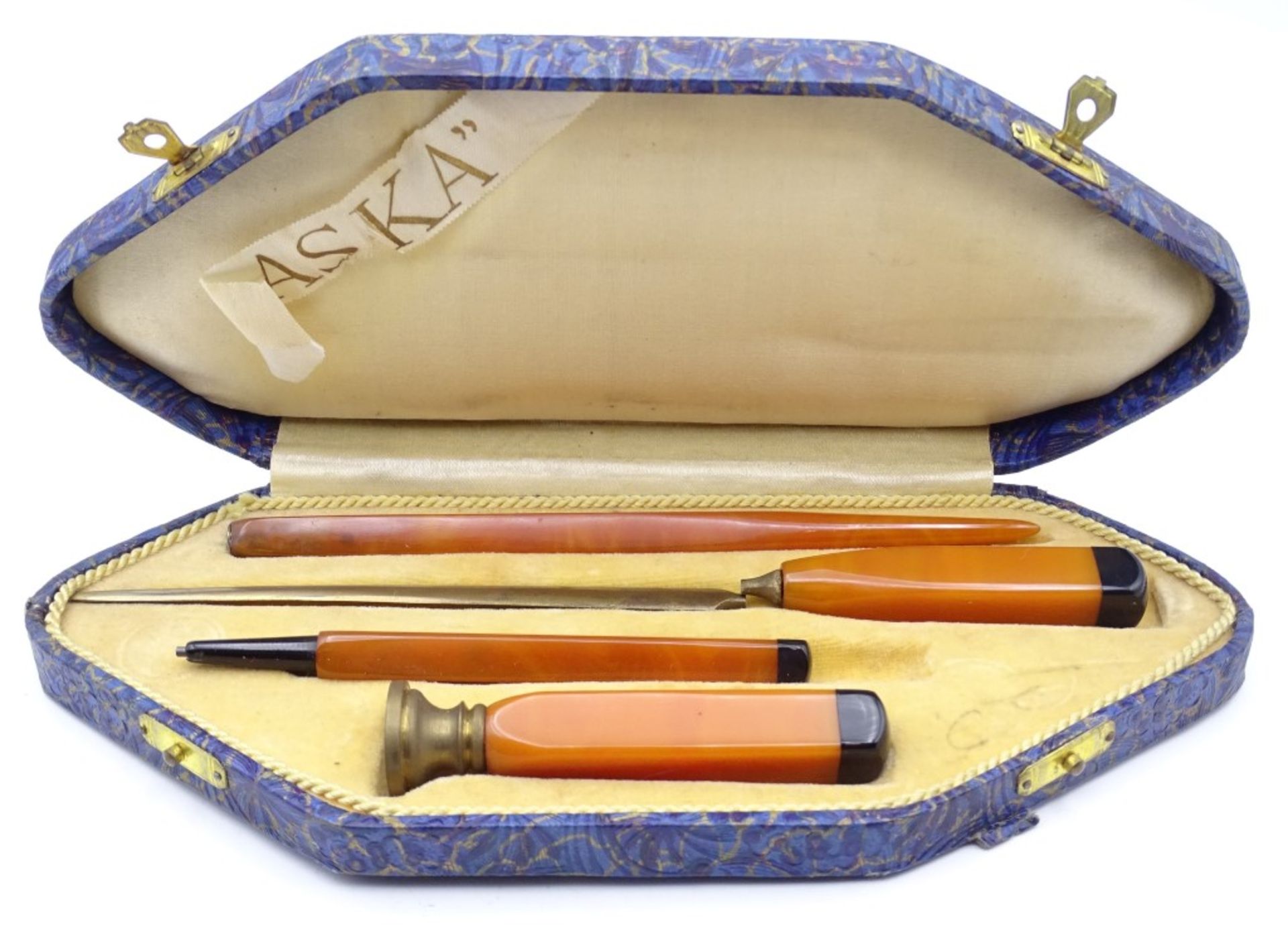 Schreibtisch-Set mit Brieföffner, Petschaft etc., im Papp-Etui, Brieföffner abgebrochen, 20x9