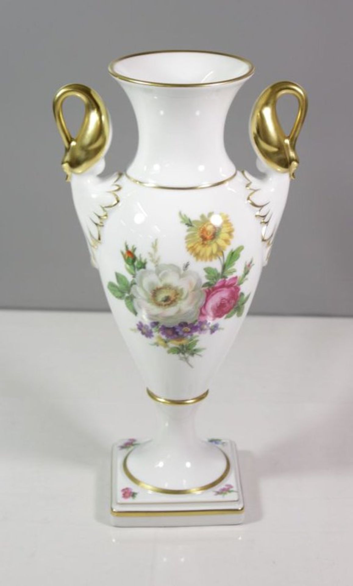 Schwanenhalshenkel-Vase, Kaiser, Dekor Gloria, H- 29cm. - Bild 3 aus 4