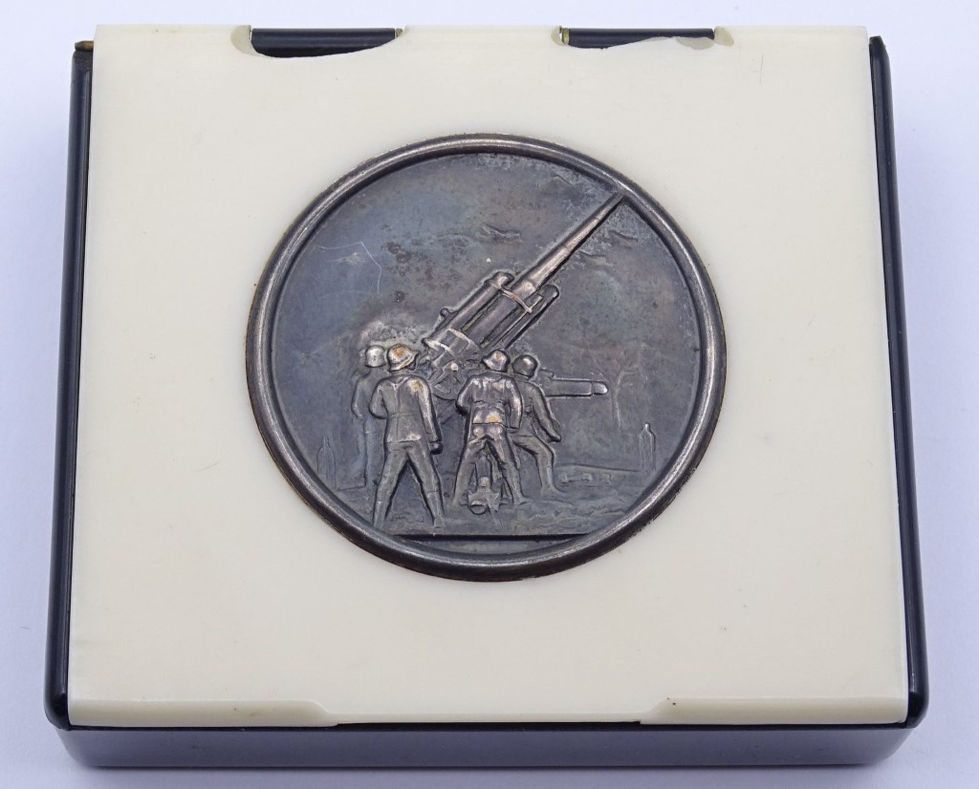 Zigarettendose aus Bakelit mit Silbermedaille "Flak" Darstellung, 7,5x6,7cm,etwas bestossen an d.