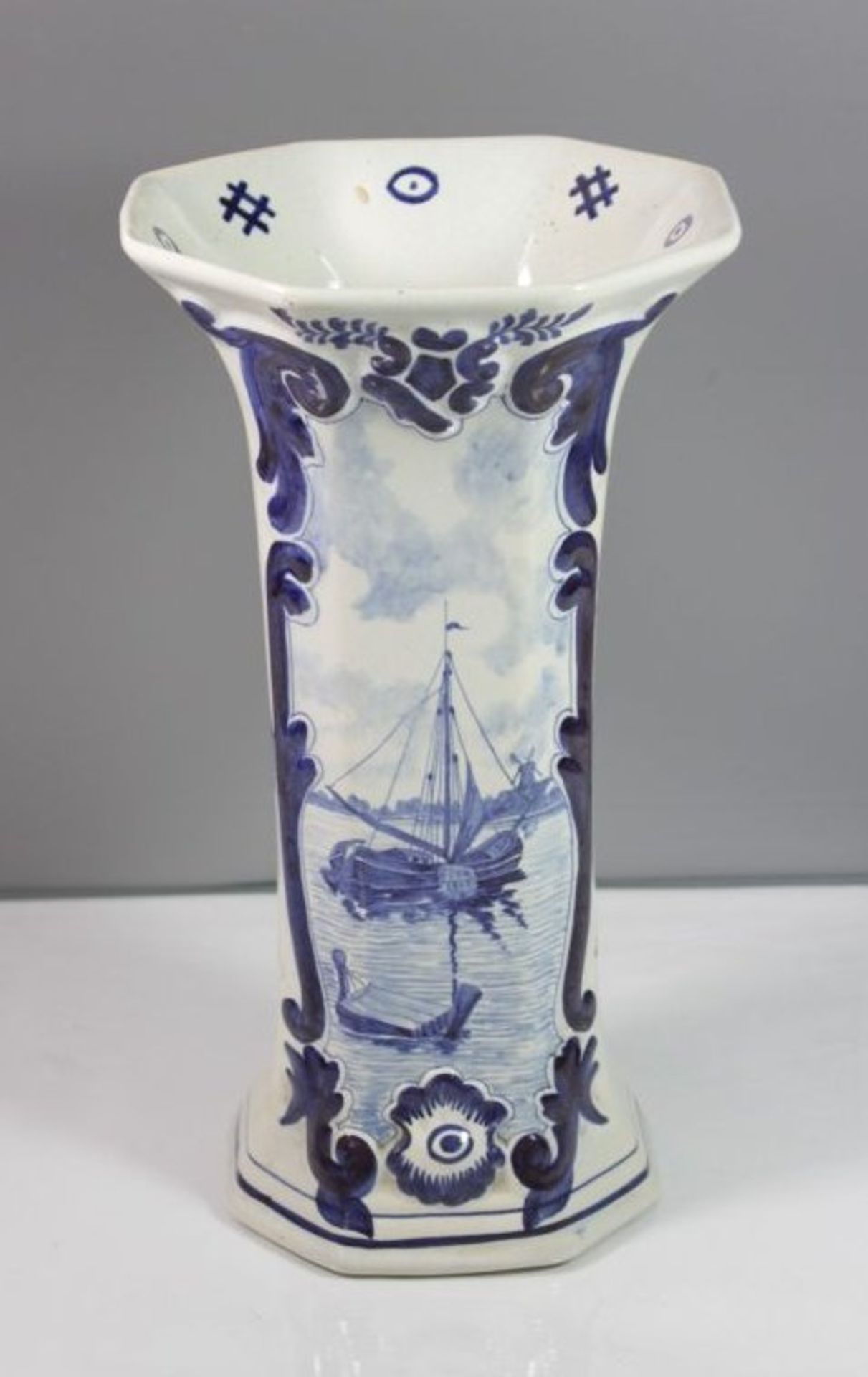 hohe Delfter-Vase, Blaumalerei, 19. Jhd., gemarkt, H-ca. 30cm. B- ca. 16cm.