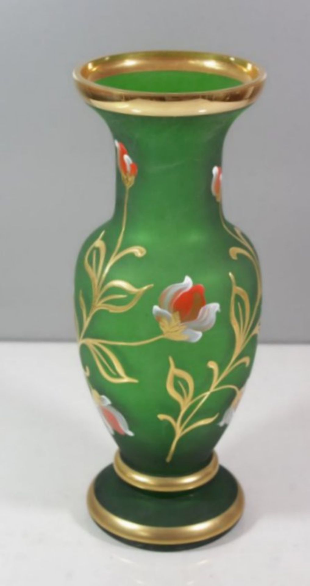 hohe Vase, grünes Glas mit floraler Emaillemalerei, H-31,5cm. - Bild 2 aus 3