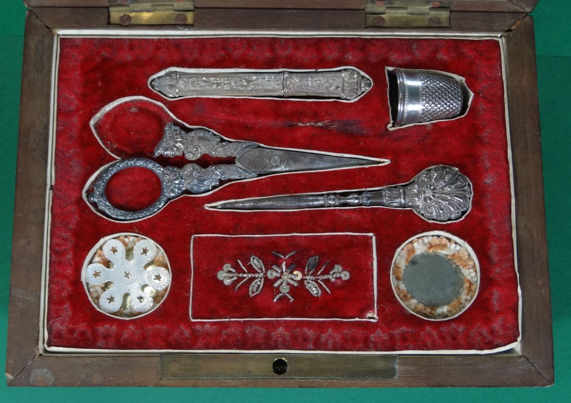 Biedermeier-Nähkästchen mit Silber-Utensilien, bei Schere fehlt ein Griffring, Nadelbehälter und - Bild 4 aus 8