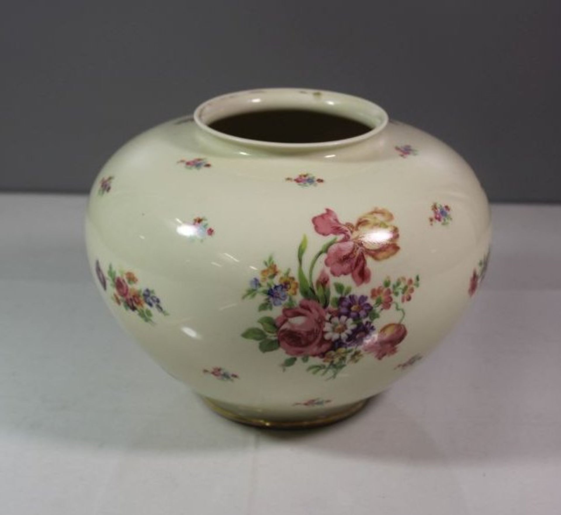 bauchige Vase, Seltmann, florales Dekor, Goldrand berieben, H-15cm. - Bild 2 aus 3