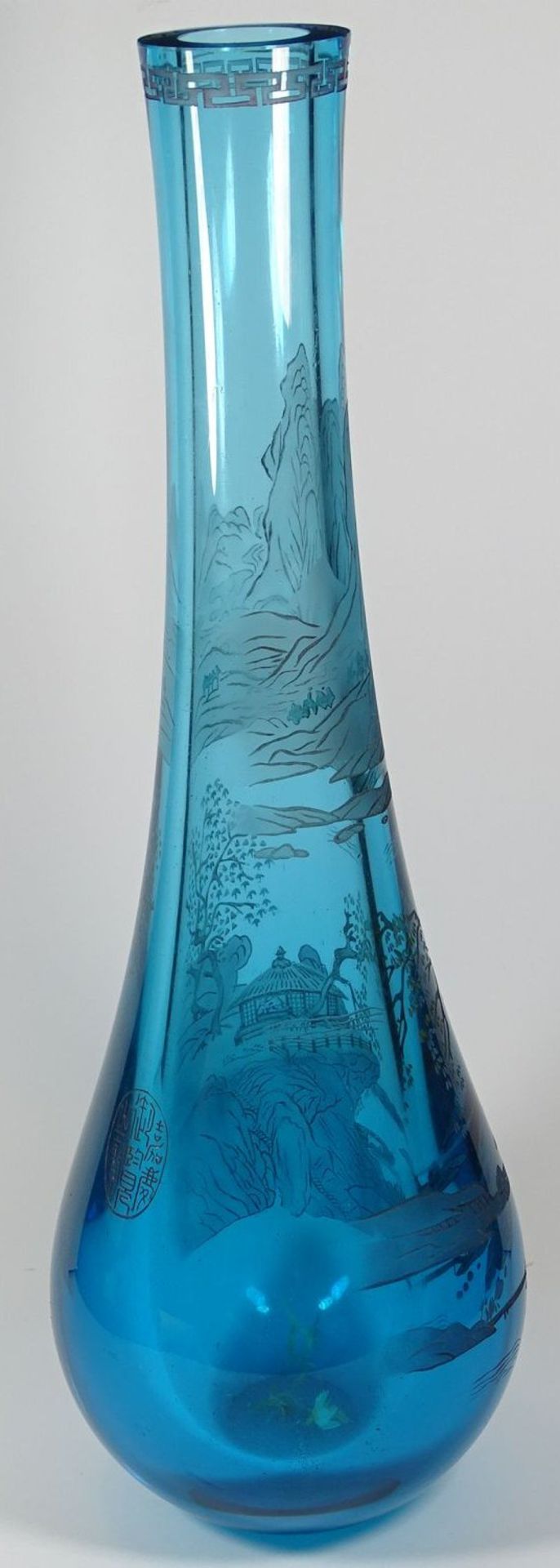 hohe, schwere blaue Vase mit Gravur, Landschaft, China, H-50 cm, 6,1 kg., chines. gemarkt - Bild 8 aus 8