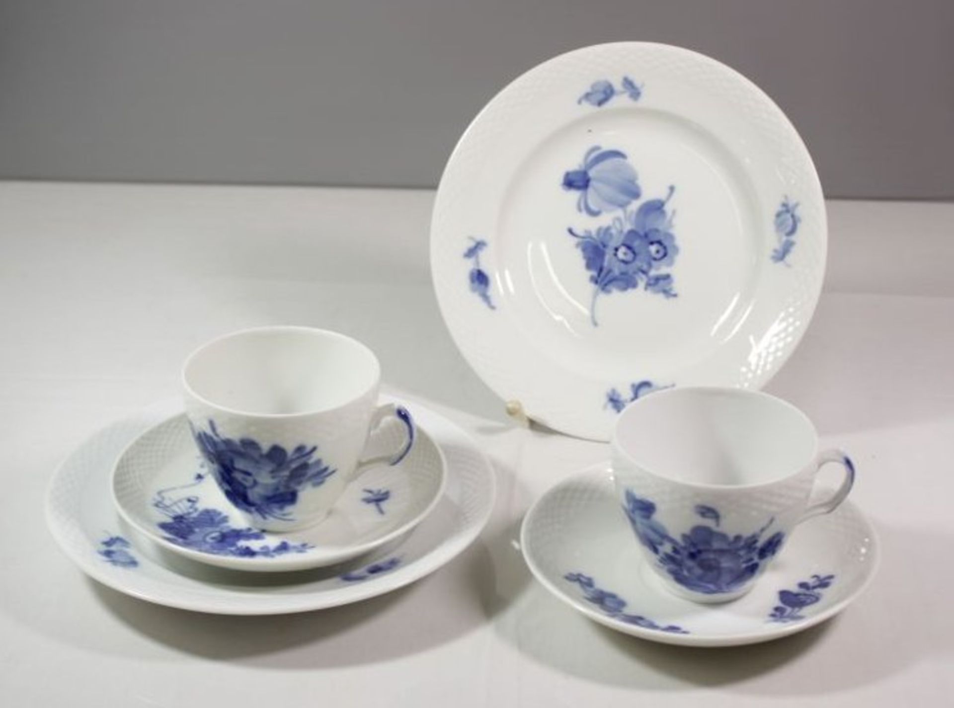 2x kompl. Gedecke, Royal Copenhagen, blaue Blume, Tasse H-7cm.