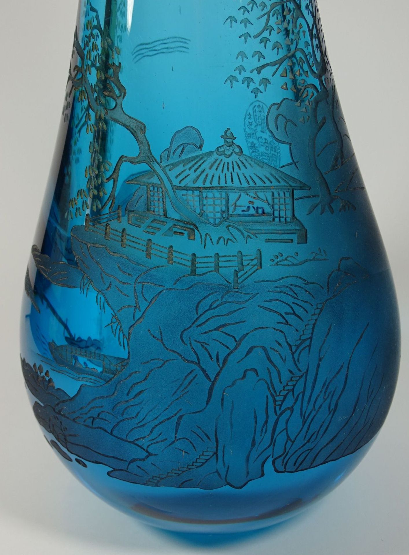 hohe, schwere blaue Vase mit Gravur, Landschaft, China, H-50 cm, 6,1 kg., chines. gemarkt - Bild 6 aus 8