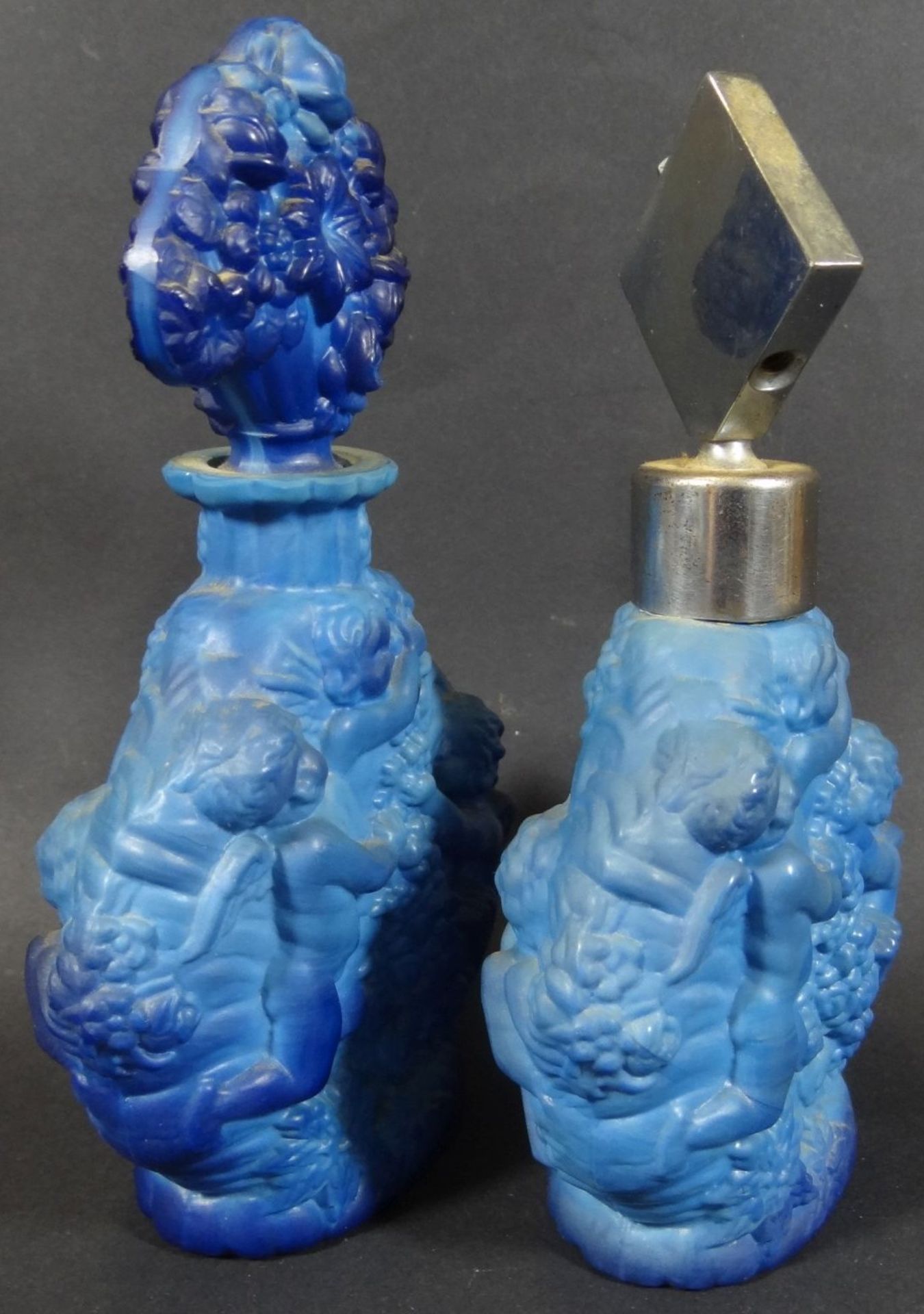 2x Parfum-Flacons, reiliefiertes Glas mit Putti, H-15 cm - Bild 2 aus 5